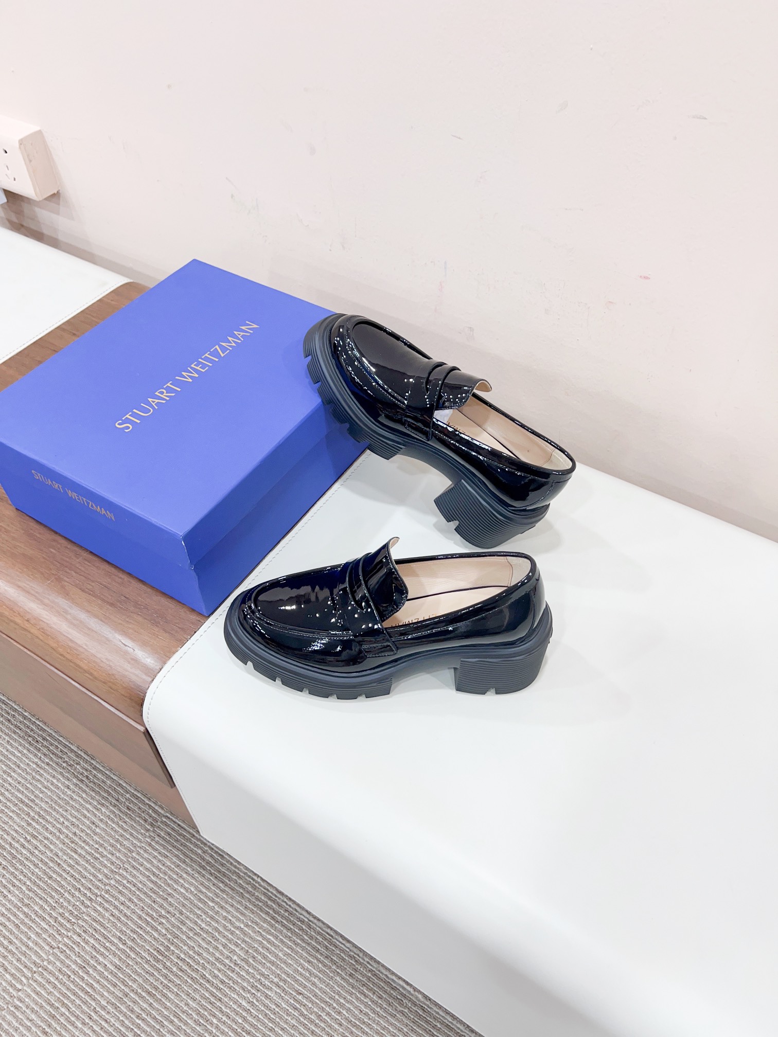 Luxurious Black Shoes by Stuart Weitzman: Certified 2023s, Fashionable and Comfortable - 图片 3