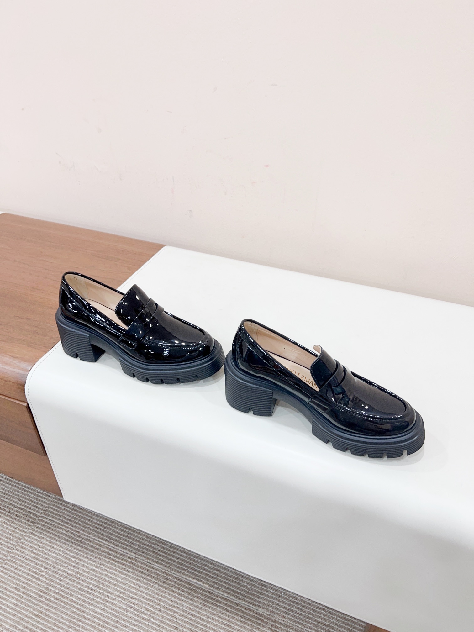Luxurious Black Shoes by Stuart Weitzman: Certified 2023s, Fashionable and Comfortable - 图片 6