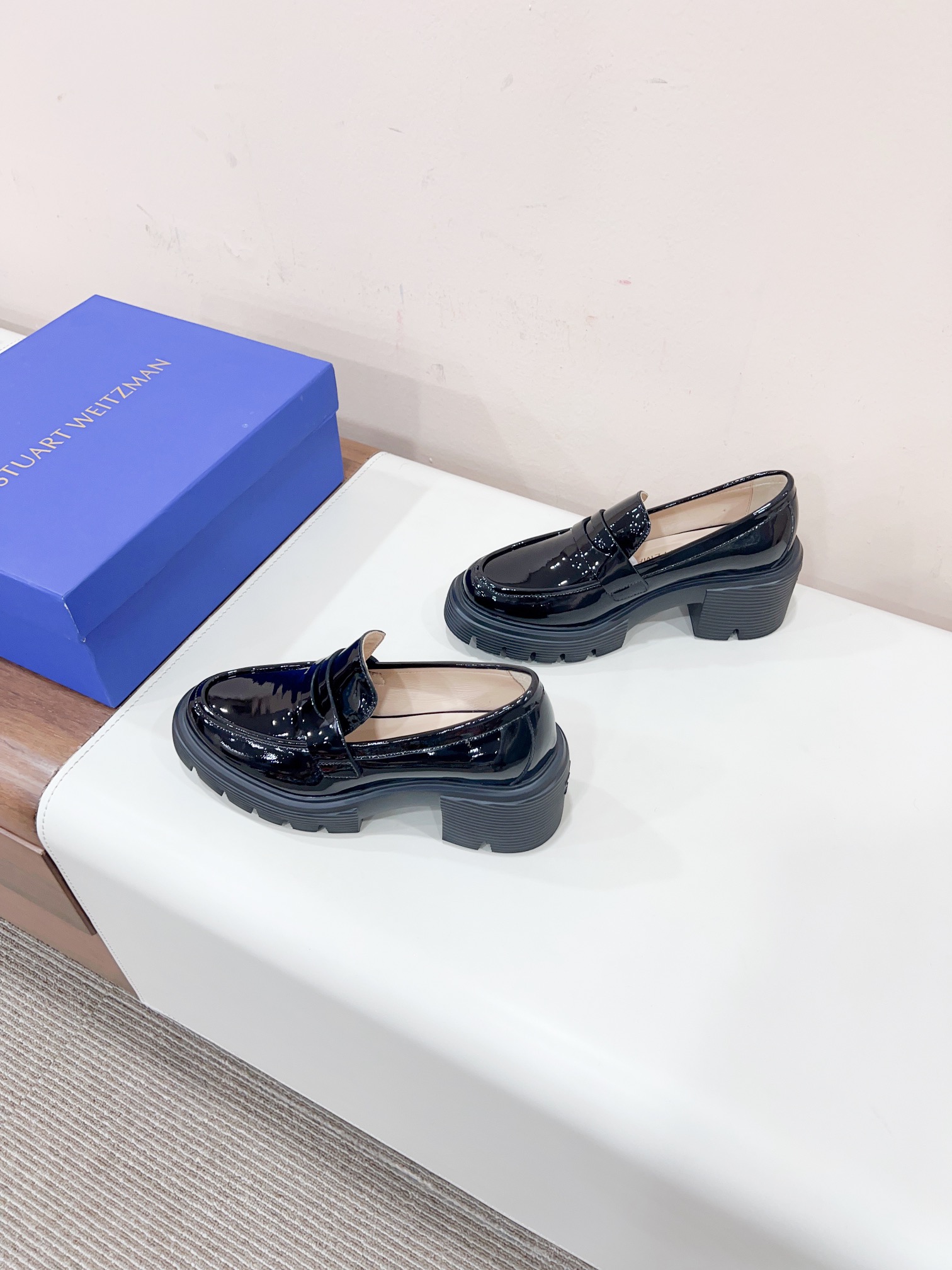 Luxurious Black Shoes by Stuart Weitzman: Certified 2023s, Fashionable and Comfortable - 图片 2