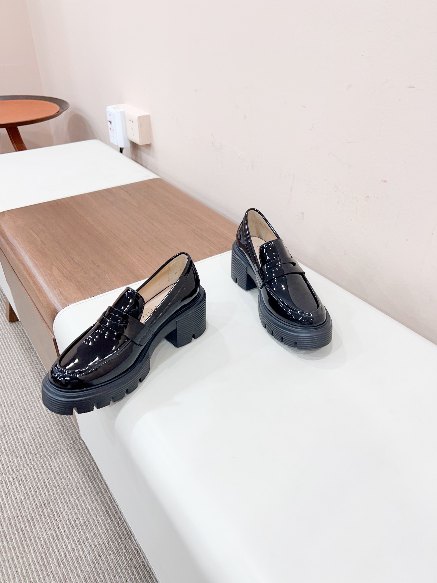 Luxurious Black Shoes by Stuart Weitzman: Certified 2023s, Fashionable and Comfortable - 图片 4