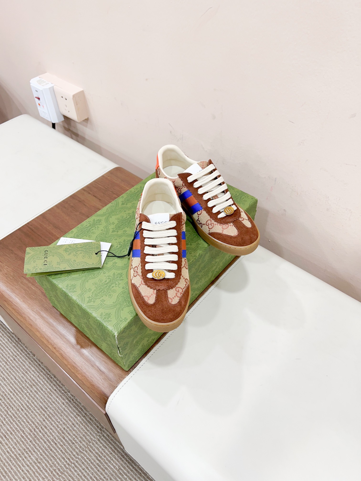 NO:174212,Certified GUCC* classic casual sports flat shoes, double G-print lace-up women's shoes, all kinds of new models are available in simultaneously. Real materials and details are really beautiful to see, the heart is full of retro feel~ Just wear it can be very high-end~ It is very light to wear it~ The most important thing is not to be tired ~ Daily travel!  Wear whatever you like in any occasion~ Super durable and textured~ Commuting and shopping is very 0k: Women 35-40 Men 39-44 (Female size 40 customized without return and exchange) Extreme cost-effectiveness, no bargaining., Casual shoes/sports shoes, gucci, flats, sneakers19860909已认证  GUCC*经典款休闲运动平底鞋双G纹系带女鞋 同步新款应有尽有,真材实料细节控看过来计真的是美到心坎复古感满满~随便穿搭就可以很高级~上脚非常轻便~最重要不累脚 ~日常出行！不挑任何场合喜欢怎么穿就怎么穿~超级耐看有质感~通勤逛街都非常0k : 女35-40 男39-44（女码40定制不退换） 极致性价比,不议价.,休闲鞋/运动鞋,gucci,flats,sneakers,Women's Shoes