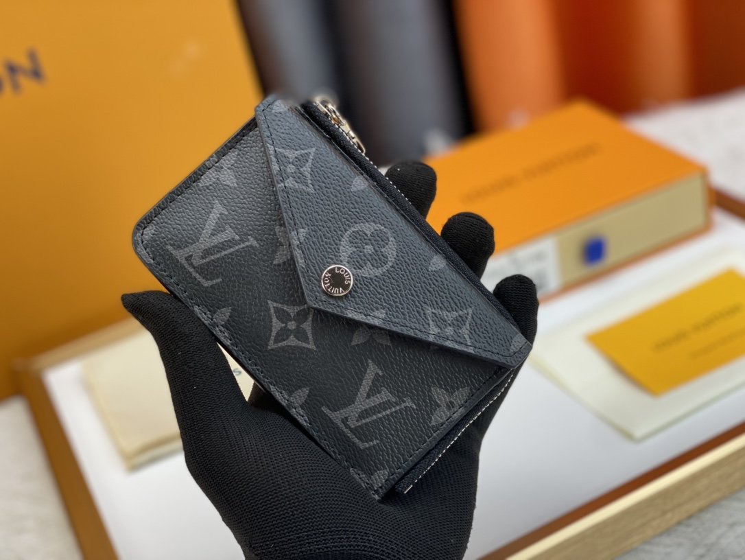 Pyedsj   原版 Recto Verso 卡夹 为经典 Monogram 帆布勾勒利落皮革饰边，以 L 形宽拉链开启零钱隔层， 搭配信封式前袋、可收纳折叠钞票的中央口袋和后侧卡位，亦可利用钩扣固定于手袋或腰带。型号：Mljew431 尺寸：13.0 x 9.5 x 2.5 厘米