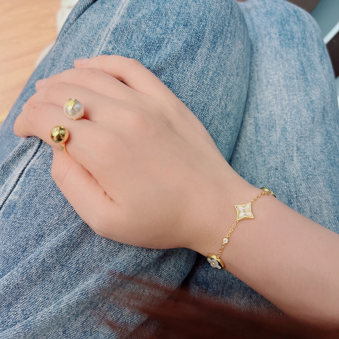 【精工版本】😘😘Louis Vuitton 最新Blooming LV四花手链！
专柜🆕原钢版模 CNC