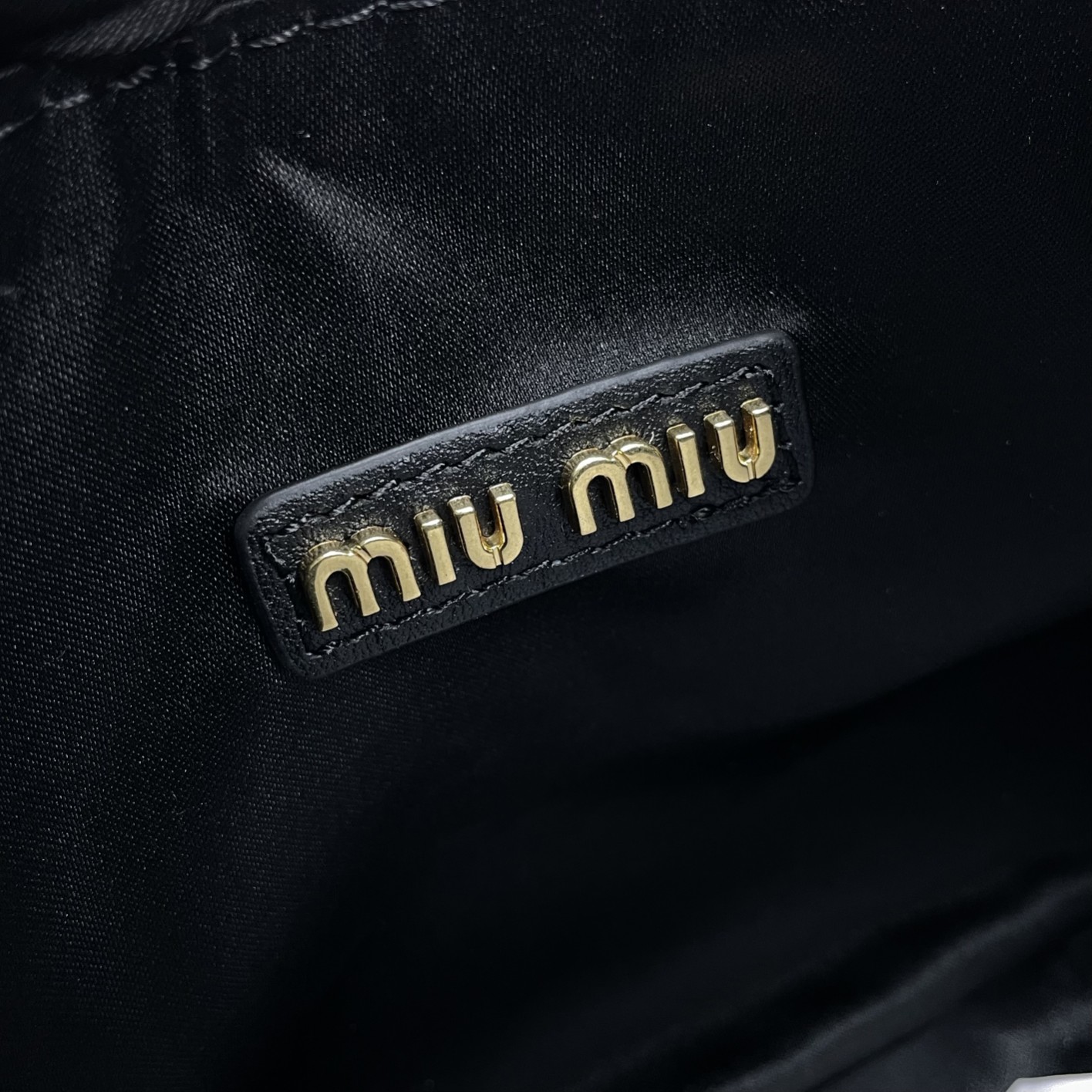 5BC161😘新品 Miu家秀款hobo包包,官网主推,今年绝对爆🔥款式,采用顶级进口小牛皮,时尚蜻蜓线条设计,包身精致立体有型,风格百变,适 8