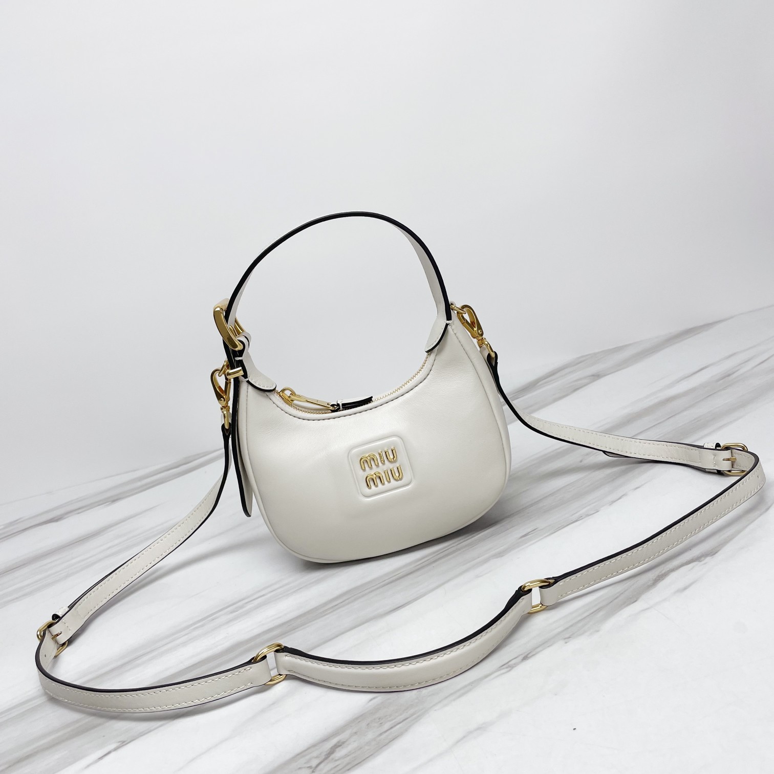 P620 Original leather miumiu 5B084, Miu's runway hobo bag, main promotion on official website, definitely a hot style t…