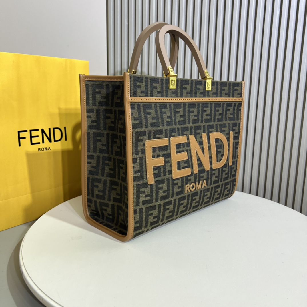 。Sunshine布料中号手提袋，印有棕色FF提花图案和浅棕色皮革“FENDI ROMA”字样，带硬质提