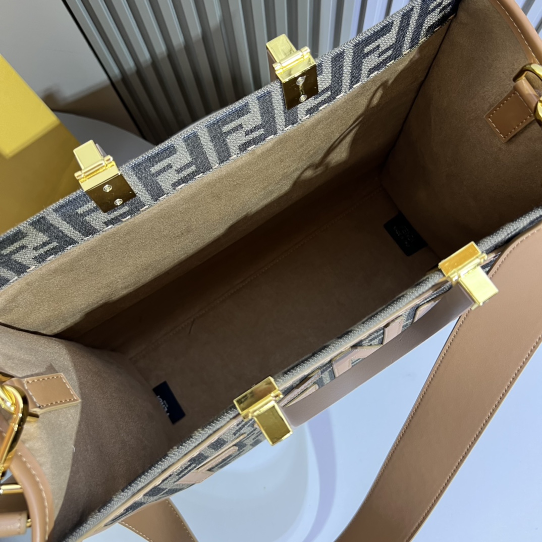 。Sunshine布料中号手提袋，印有棕色FF提花图案和浅棕色皮革“FENDI ROMA”字样，带硬质提