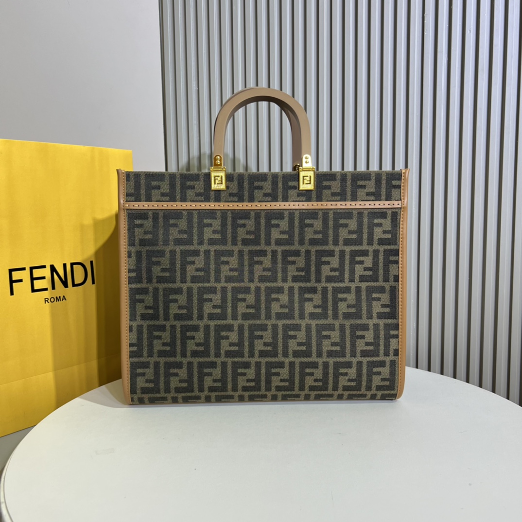 。Sunshine布料中号手提袋，印有棕色FF提花图案和浅棕色皮革“FENDI ROMA”字样，带硬质提