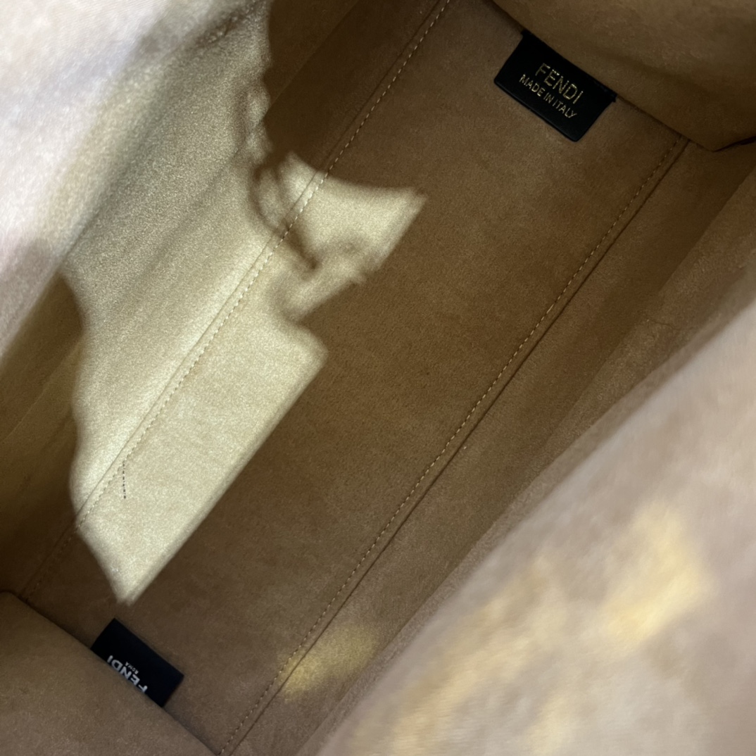 。Sunshine布料中号手提袋，印有棕色FF提花图案和浅棕色皮革“FENDI ROMA”字样，带硬质提