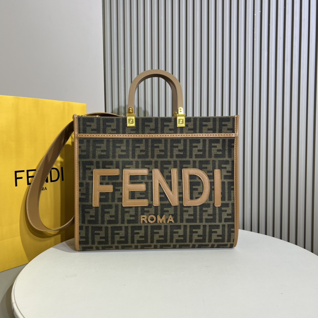 。Sunshine布料中号手提袋，印有棕色FF提花图案和浅棕色皮革“FENDI ROMA”字样，带硬质提