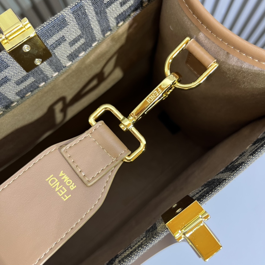 。Sunshine布料中号手提袋，印有棕色FF提花图案和浅棕色皮革“FENDI ROMA”字样，带硬质提