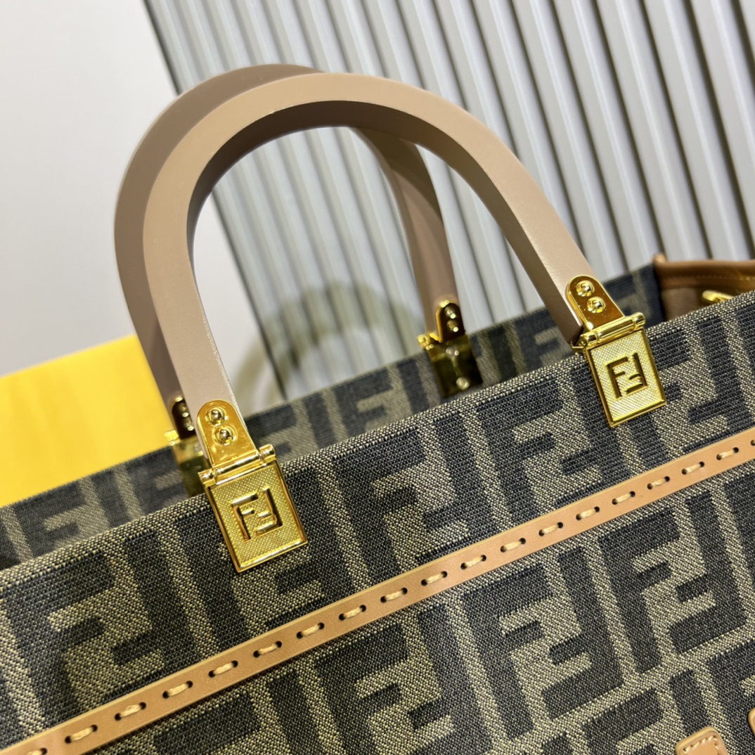 。Sunshine布料中号手提袋，印有棕色FF提花图案和浅棕色皮革“FENDI ROMA”字样，带硬质提