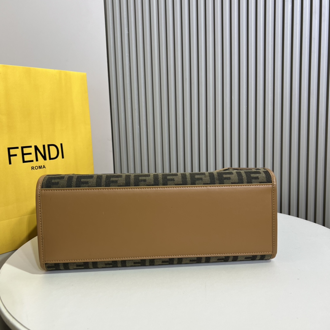 。Sunshine布料中号手提袋，印有棕色FF提花图案和浅棕色皮革“FENDI ROMA”字样，带硬质提