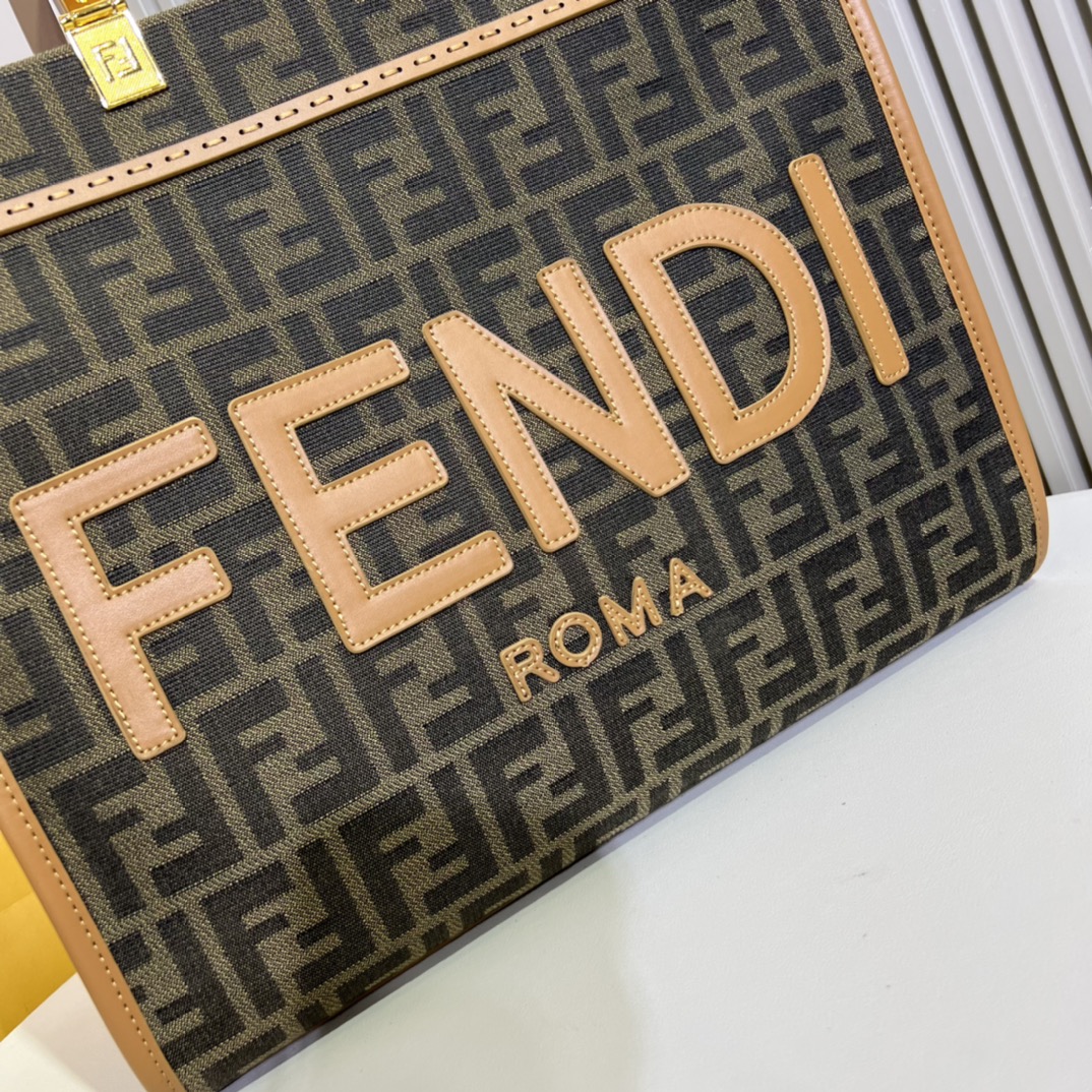 。Sunshine布料中号手提袋，印有棕色FF提花图案和浅棕色皮革“FENDI ROMA”字样，带硬质提