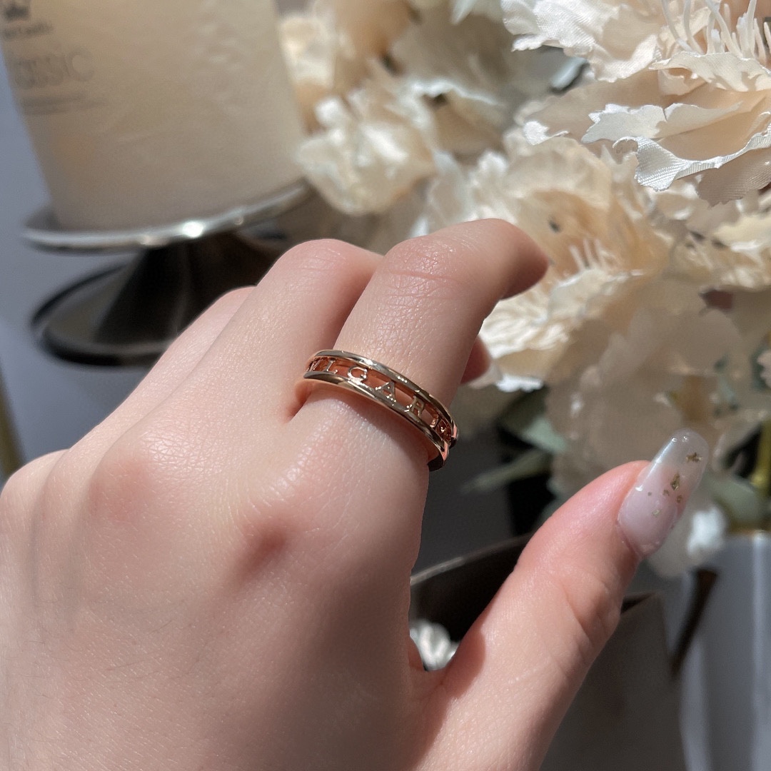 NO:677791,BR072 #BVLGARI releases new Bzero One ring!  The new ring is reinterpreted in a unique way with its avant-garde hollow design and unique spiral shape, challenging the essence of jewelry aesthetics. It embellishes the eye-catching BVLGARI classic brand logo and demonstrates the brand's creative perspective in a groundbreaking way. It is plated with 18k rose gold and can be worn by both men and women.,,bottega veneta,bvlgari,ring,Cardia high-end jewelry19860909BR072#BVLGARI 发布全新Bzero One 戒指！ 新款戒指以前卫镂空的设计与独特的螺旋造型以别具一格的方式重新演绎,向珠宝美学的精髓发起挑战,点缀出醒目的 BVLGARI经典品牌标识,以开创性的方式彰显出品牌的创意视角.镀18k 玫瑰金、男女均可佩戴.,,bottega veneta,bvlgari,ring,卡迪亚高端饰品,Jewelry