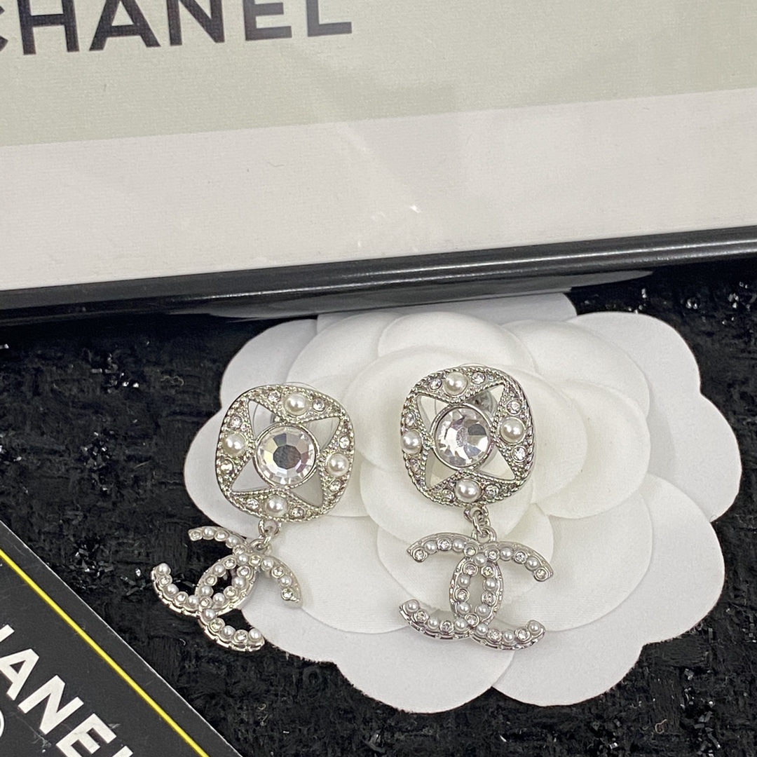  编码E1738   
🛍耳钉热销款火爆上新❣
🛍同步专柜‼️独家高端品质实拍图‼️代购级别‼️做工精致