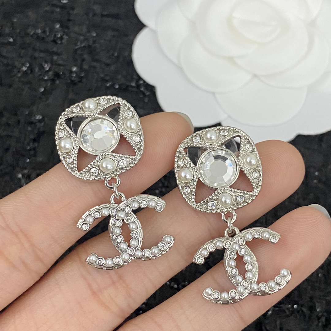  编码E1738   
🛍耳钉热销款火爆上新❣
🛍同步专柜‼️独家高端品质实拍图‼️代购级别‼️做工精致