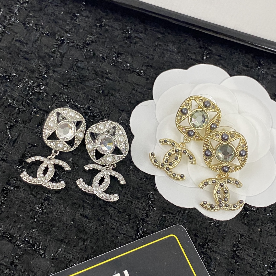  编码E1738   
🛍耳钉热销款火爆上新❣
🛍同步专柜‼️独家高端品质实拍图‼️代购级别‼️做工精致