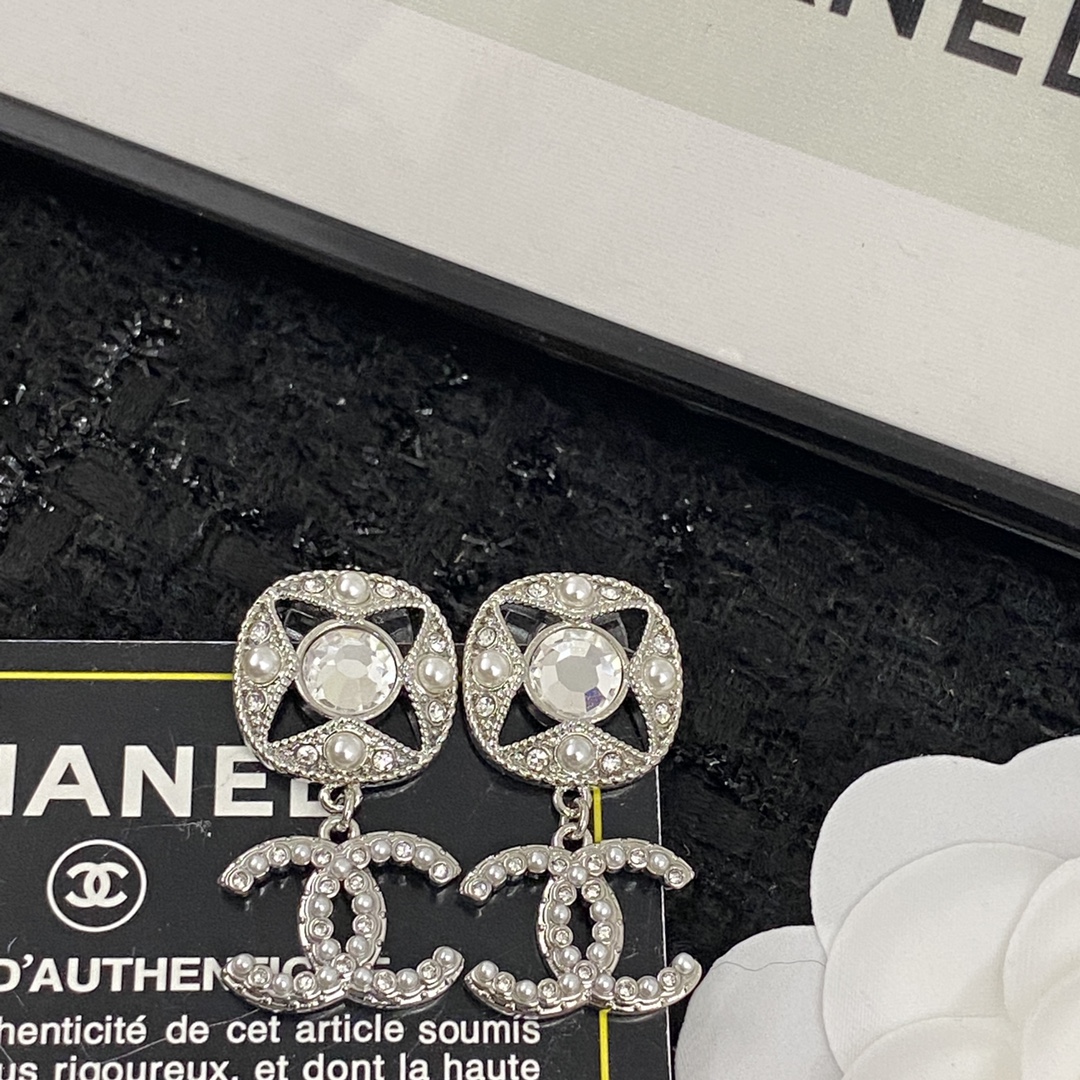  编码E1738   
🛍耳钉热销款火爆上新❣
🛍同步专柜‼️独家高端品质实拍图‼️代购级别‼️做工精致