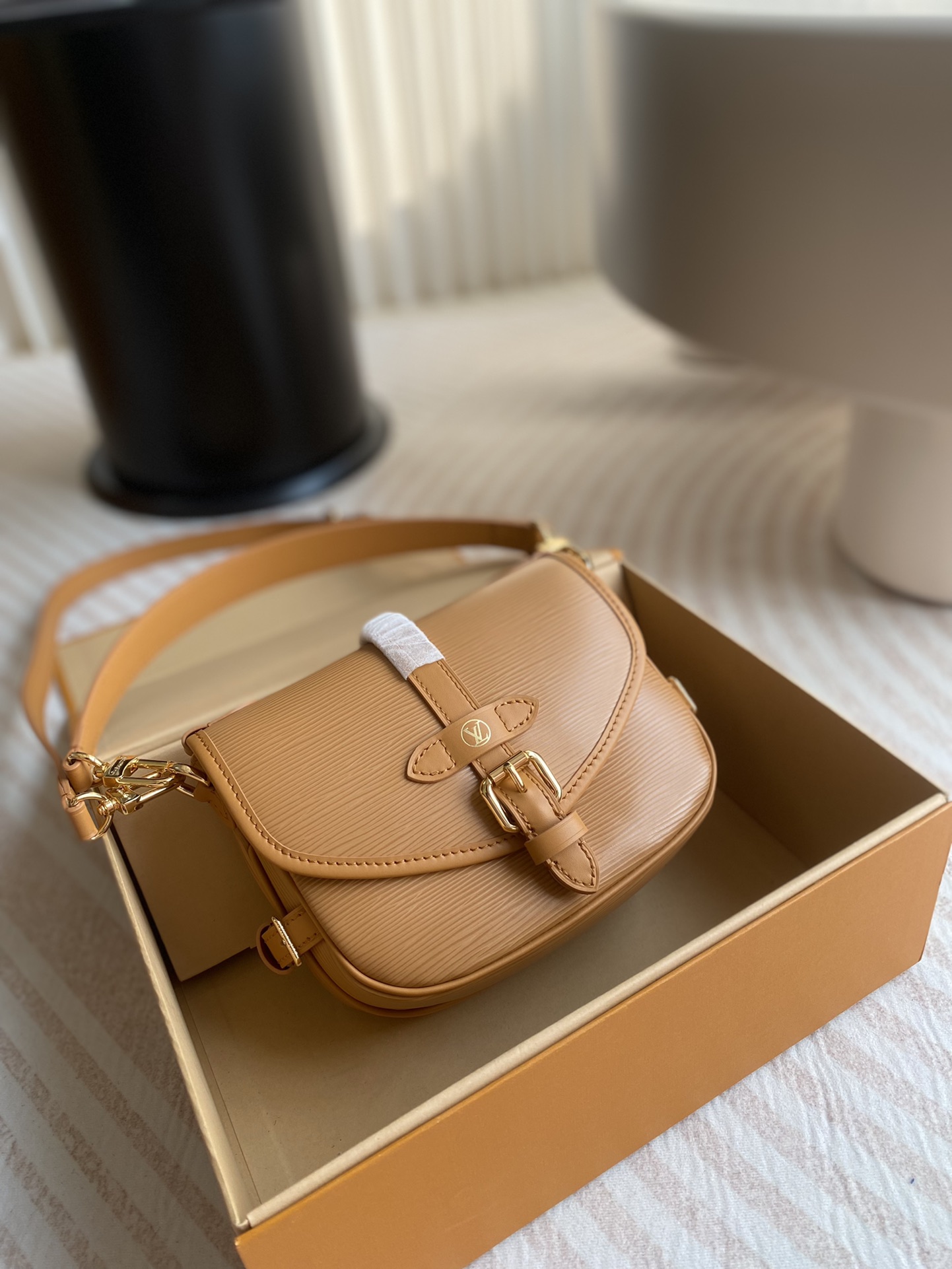 Louis Vuitton LV Saumur Handbags Saddle Bags Caramel Epi Circle M23471