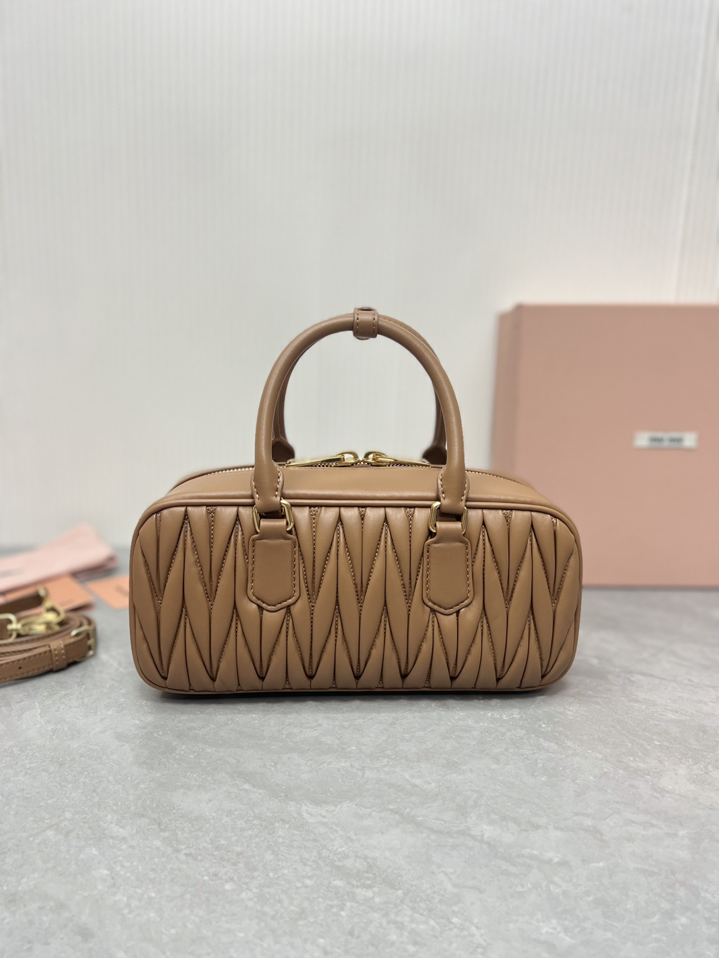 Miu Miu 5BB148 Miu家新款保龄球包包 官网主推 今年绝对爆 款式 进口小羊皮