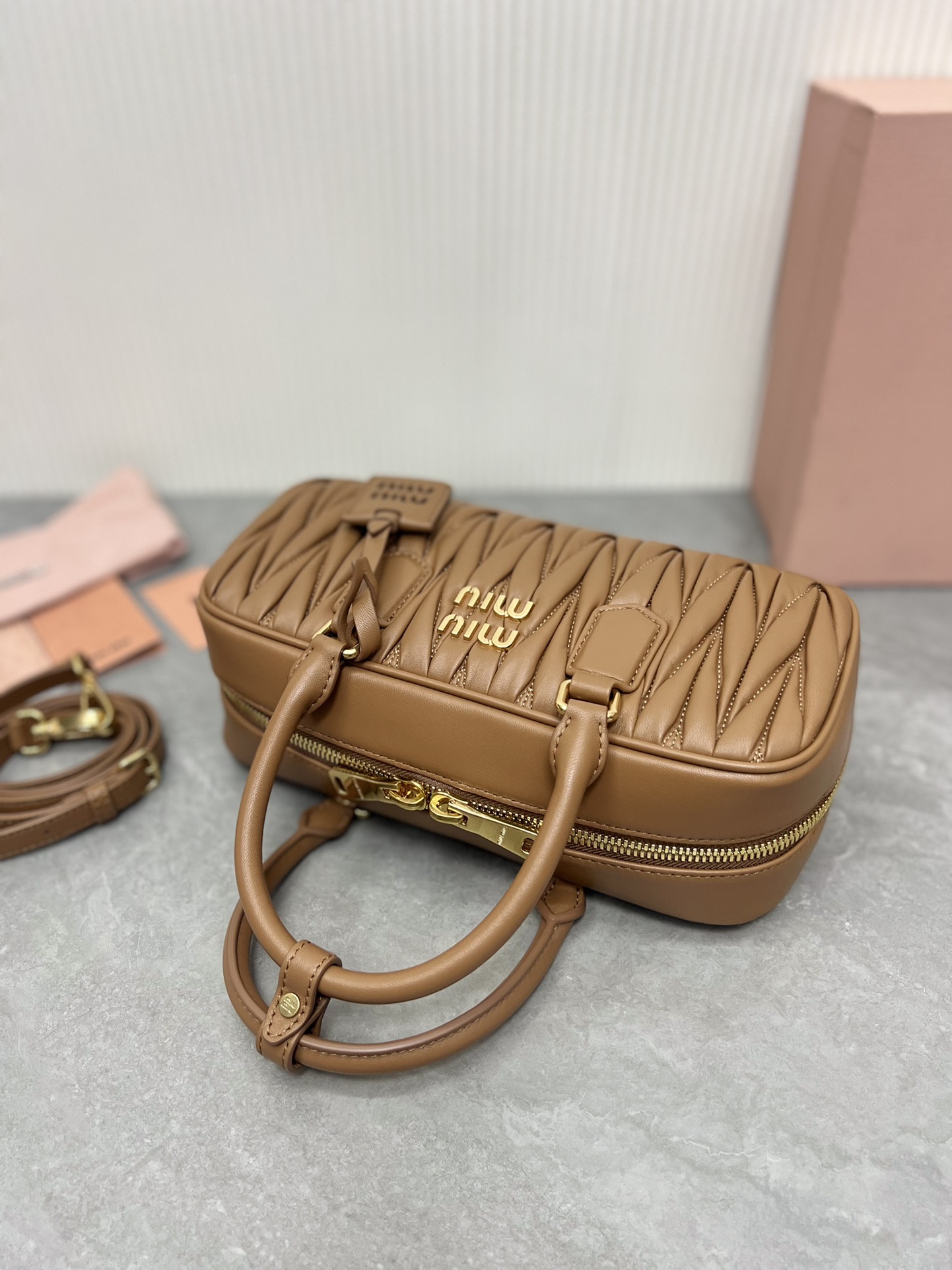 Miu Miu 5BB148 Miu家新款保龄球包包 官网主推 今年绝对爆 款式 进口小羊皮