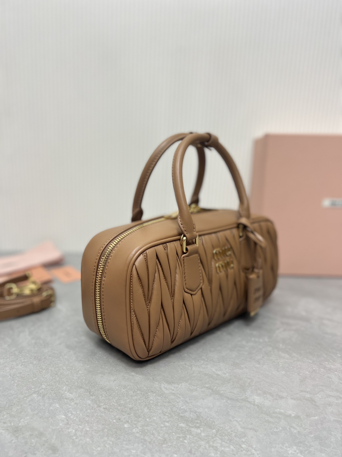 Miu Miu 5BB148 Miu家新款保龄球包包 官网主推 今年绝对爆 款式 进口小羊皮