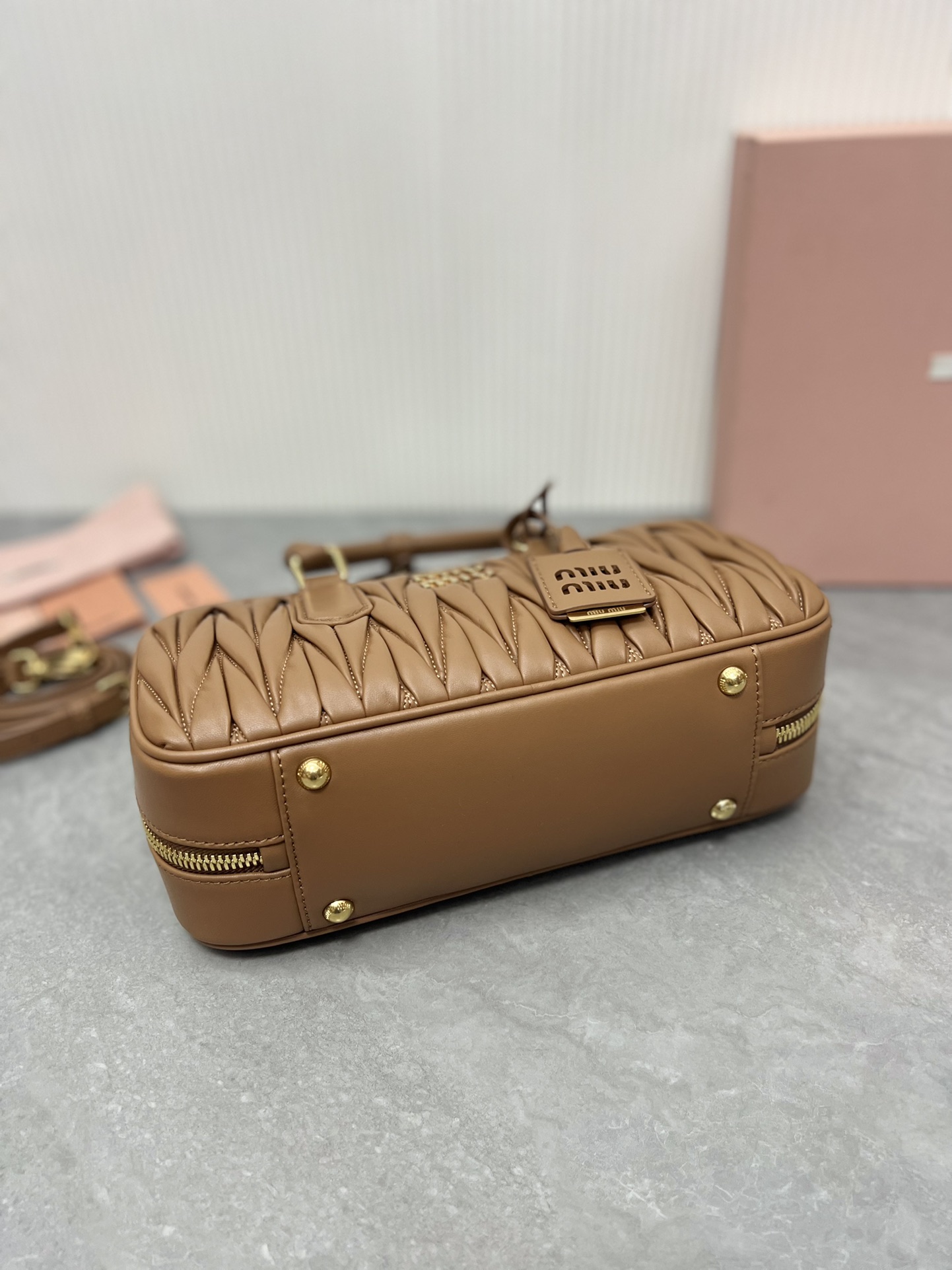 Miu Miu 5BB148 Miu家新款保龄球包包 官网主推 今年绝对爆 款式 进口小羊皮