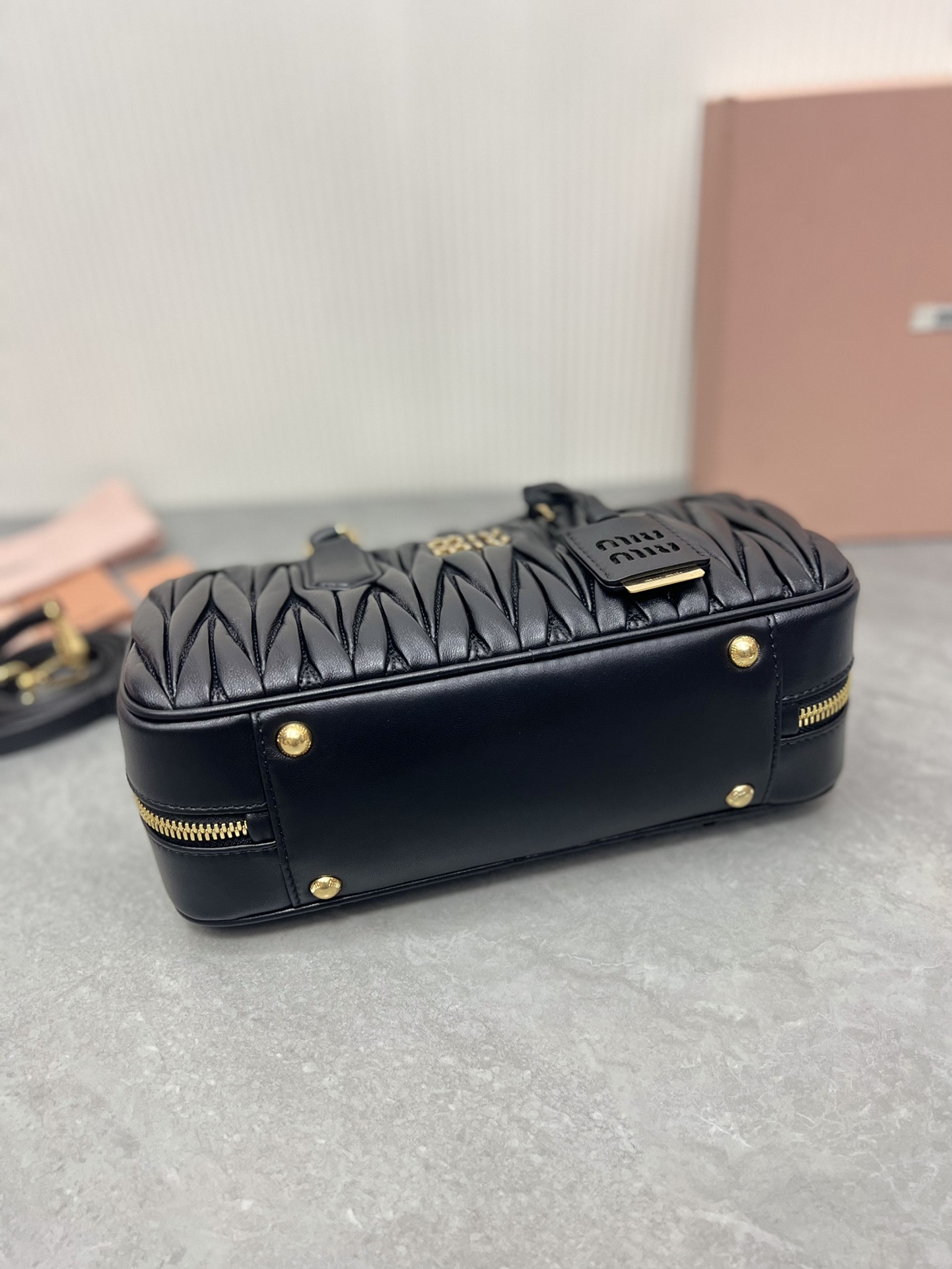Miu Miu 5BB148 Miu家新款保龄球包包 官网主推 今年绝对爆 款式 进口小羊皮