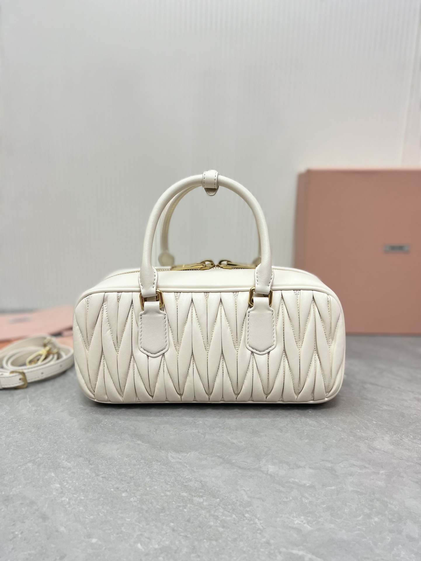 Miu Miu 5BB148 Miu家新款保龄球包包 官网主推 今年绝对爆 款式 进口小羊皮