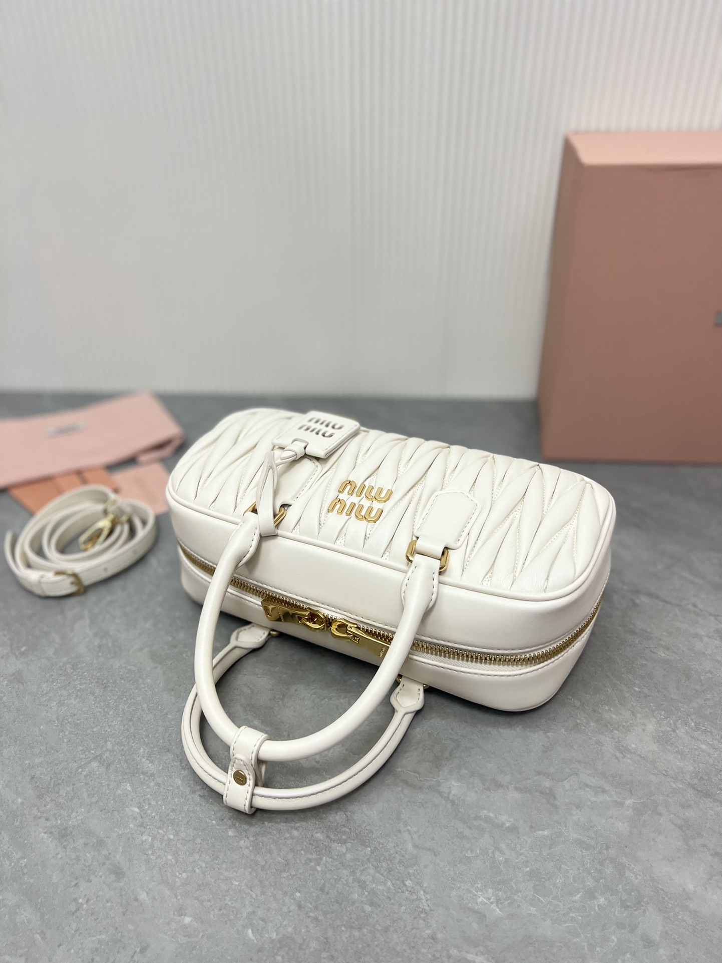 Miu Miu 5BB148 Miu家新款保龄球包包 官网主推 今年绝对爆 款式 进口小羊皮