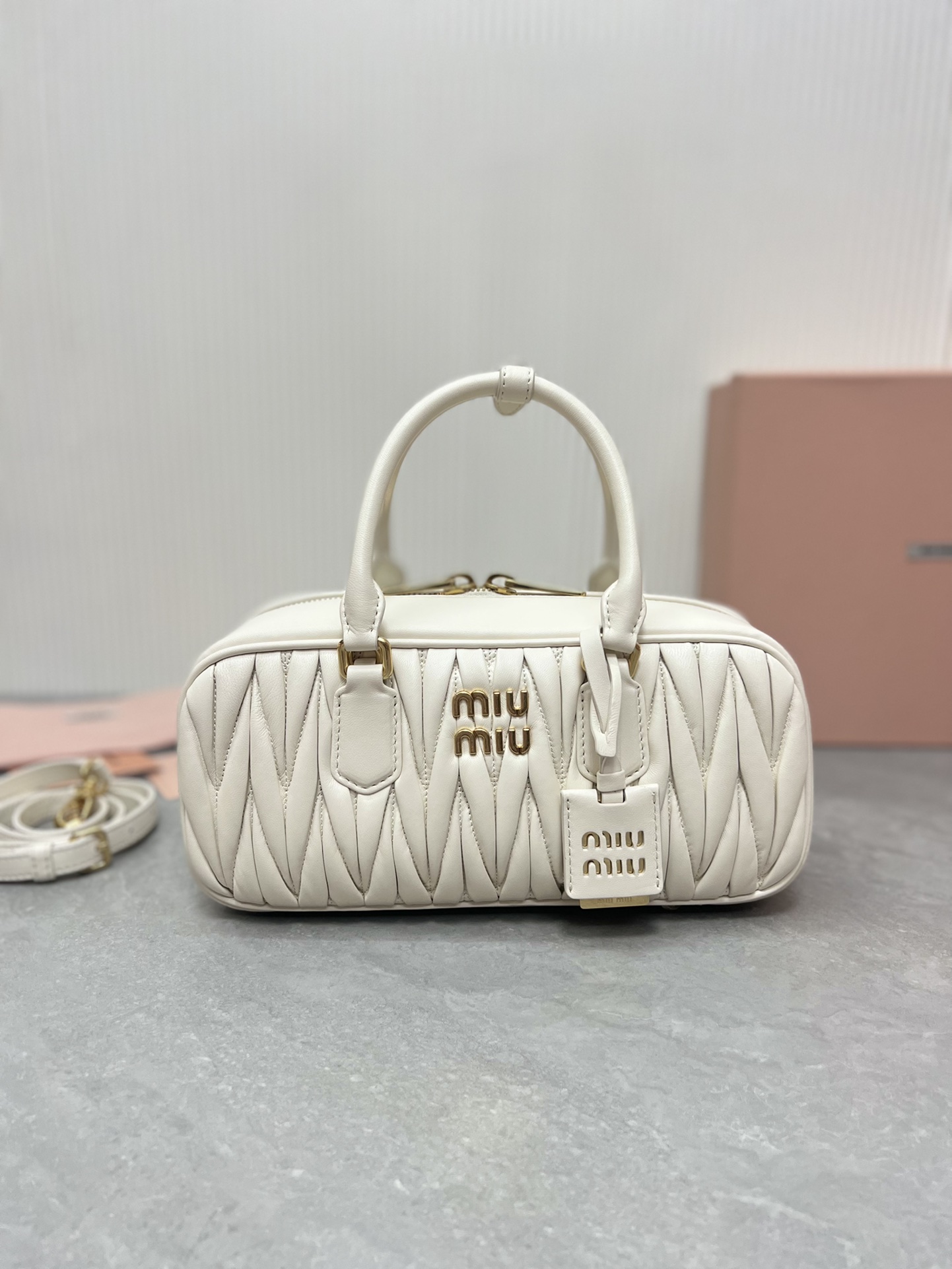 Miu Miu 5BB148 Miu家新款保龄球包包 官网主推 今年绝对爆 款式 进口小羊皮