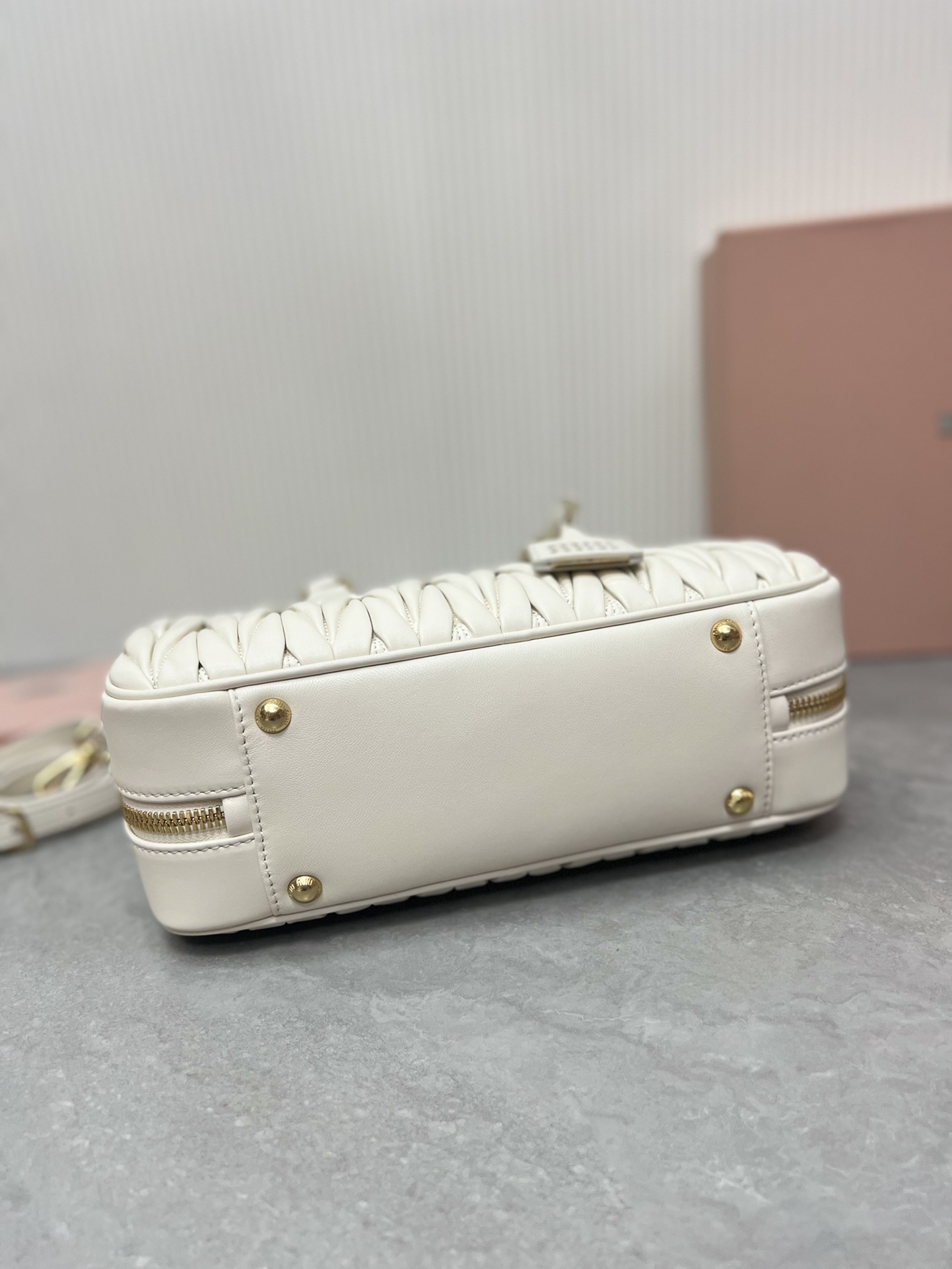 Miu Miu 5BB148 Miu家新款保龄球包包 官网主推 今年绝对爆 款式 进口小羊皮