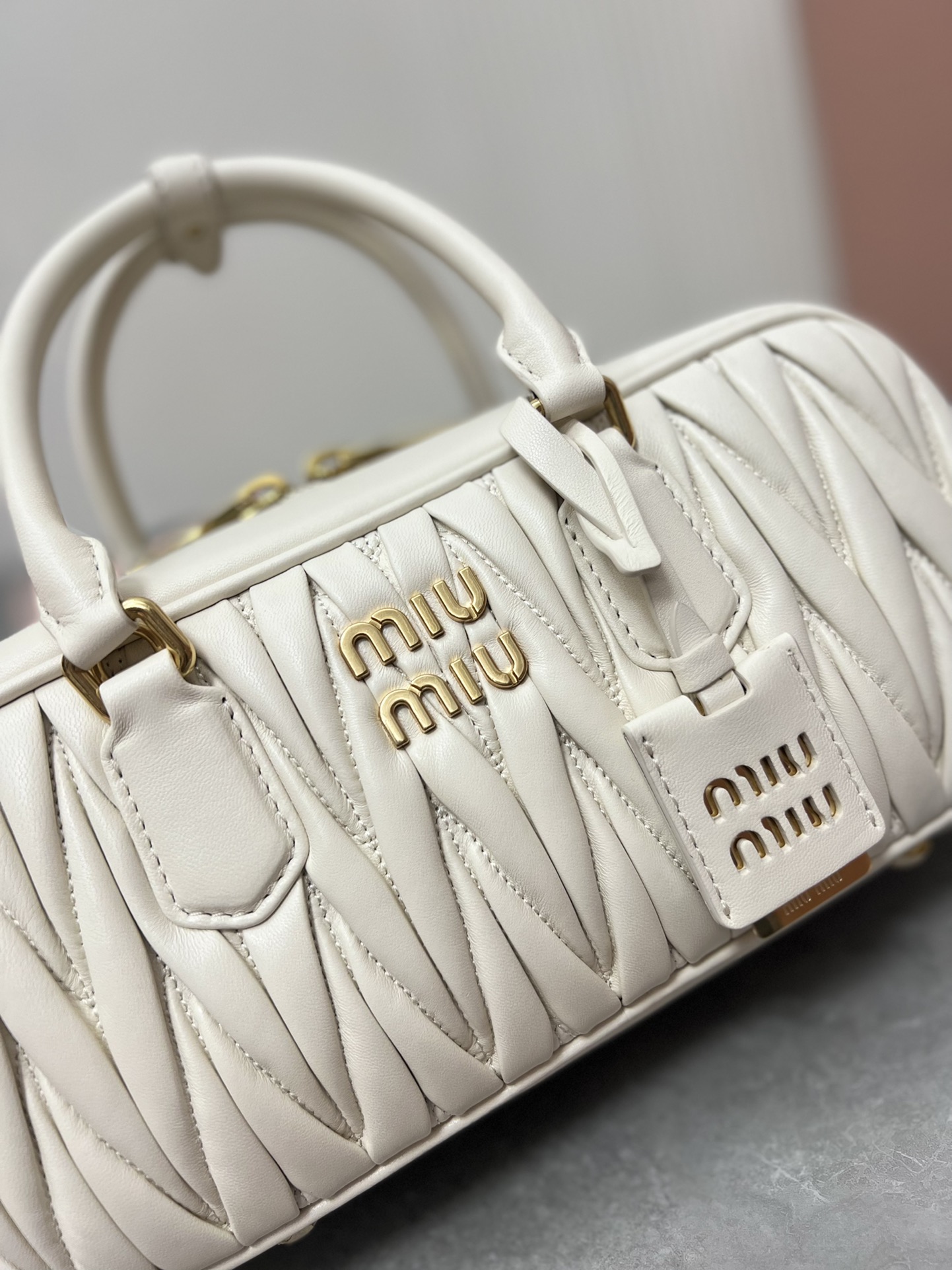 Miu Miu 5BB148 Miu家新款保龄球包包 官网主推 今年绝对爆 款式 进口小羊皮