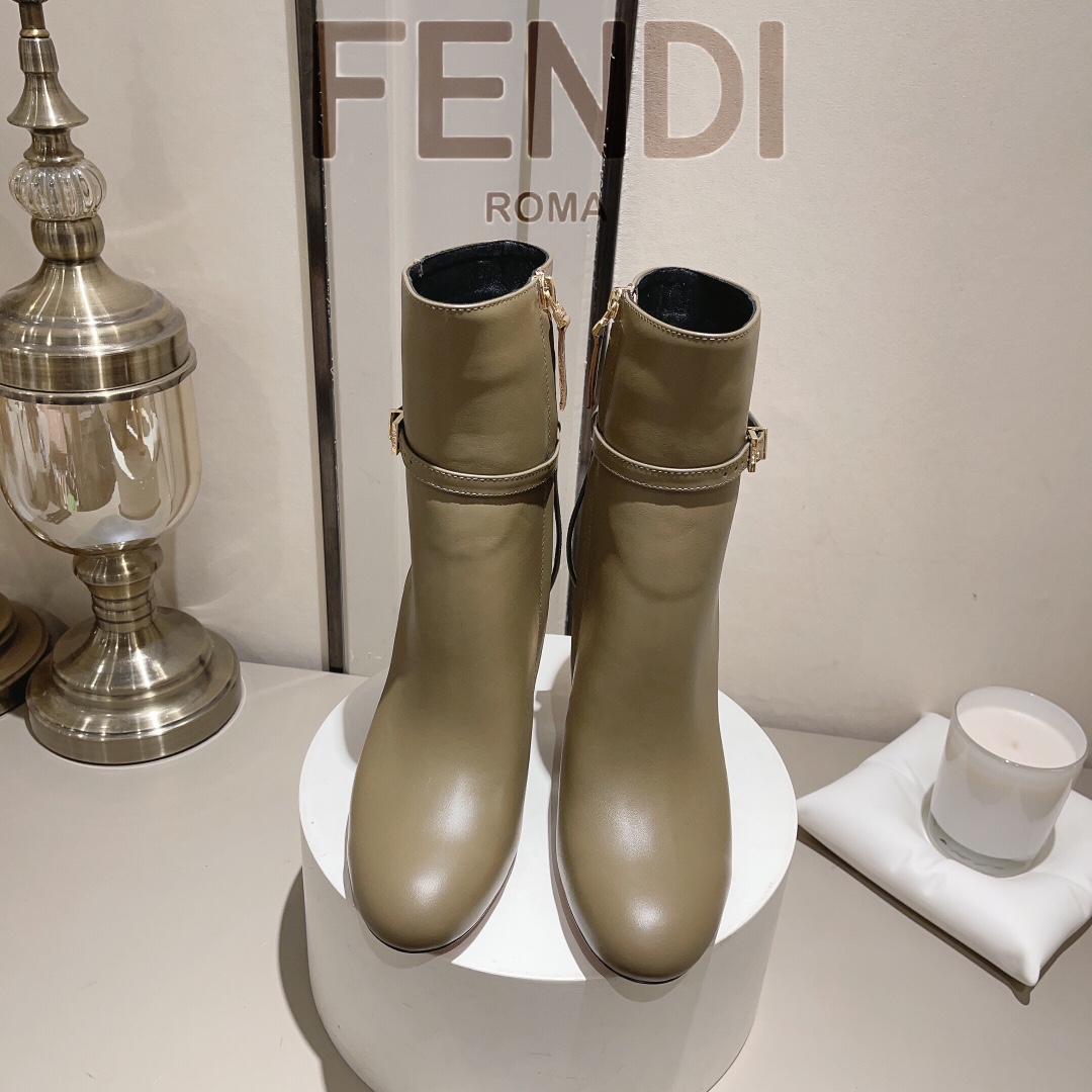 NO:462771,Leather outsole 370 | Fen…Delfina leather high heel boots Round toe leather Delfina boots, boot tubes are made of high-quality leather. The heel is decorated with engraved details and gold metal FF pattern. The lace-up opening and closing is simple and neat, the foot circumference is soft and exquisite hardware band, and the leather material adds a fashionable texture. Fabric small-tire ox, foot pad, extra-grade lambskin heel height 10 Size35-40 (34 and 41 custom made, no return or exchange, payment is given first, production), boots, boots, sheepskin, Leather soles19860909真皮大底370  | 芬…迪 Delfina 皮革高跟短靴        圆头皮革Delfina短靴,靴管采用优质皮革.鞋跟饰有镂刻细节和金色金属FF图案,系带开合精简利落,脚围柔软精巧五金饰带,皮革材质更添时髦质感. 面料小胎牛 垫脚内里特级小羊皮 跟高１0 Size35-40（34、41定做不予退换,先付款后生产）,靴子,boots,sheepskin,Leather soles,Women's Shoes