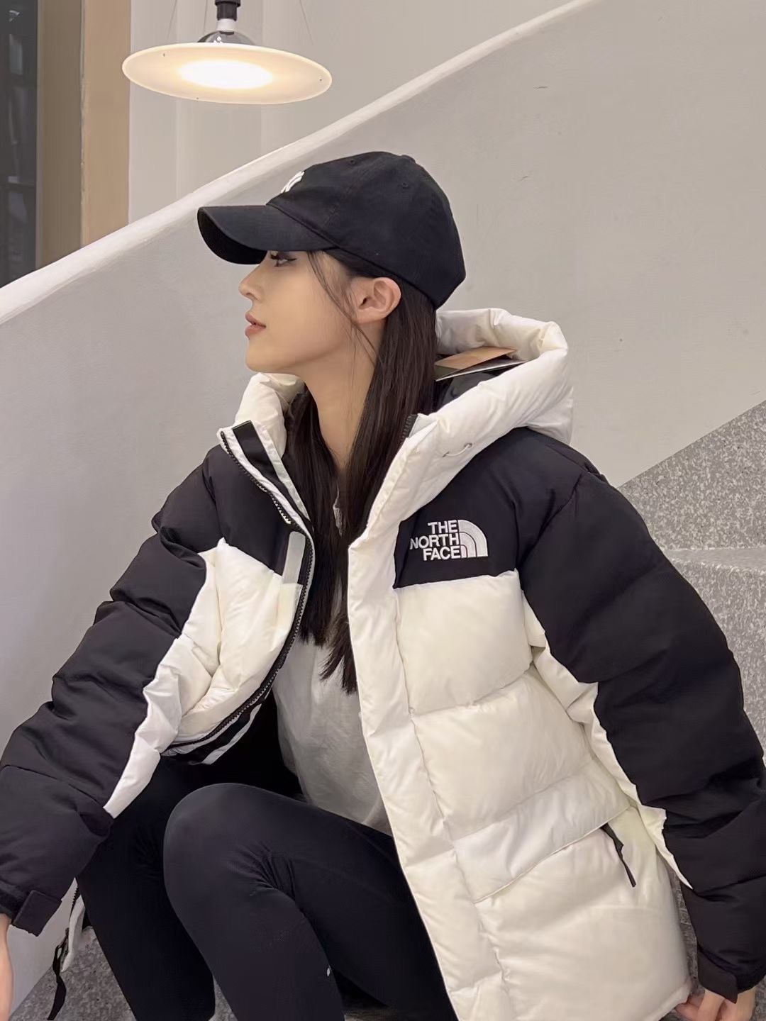 P460
老款喜马拉雅巅峰系列羽绒服
The North Face北面喜马拉雅羽绒服巅峰系列2022Fw北面喜马拉雅巅峰系列最新版本羽绒服,发售即售罄,各大潮咖上身必备款!GORE-TEX提花暗格面料, WINDWALL防风保暖,蓬松度为800+,高领防风,腰部保暖贴扣,巅峰系列只为零下设计!如果说你想要一件羽绒服中最顶级得那种毫无疑问就是它了,北面户外产品线最顶端的产品,中国南极科考队御用装备,七大峰SEVEN SUMMITS,顶级喜马拉雅系列高寒羽绒服,真正的不惧严寒,保暖利器,这次最新版本的喜马拉雅系列在注重保暖度的同时,也注入了街头的元素,让时尚与保暖真正意义上的相结合。两套独立贴标的使用给予你不同风格的穿搭,全身YKK拉锁搭配GORE-TEX的面料使用,也是北面正确版本的指标之了。面包一样的厚度,面料质感价值感, 经典标识性的黄黑拼接解构设计,细节到位,重工重磅极品,原厂OEM代工,面料辅料均为原厂提供,严格来说,它就是正品!三标齐配
尺码:XS-XXL