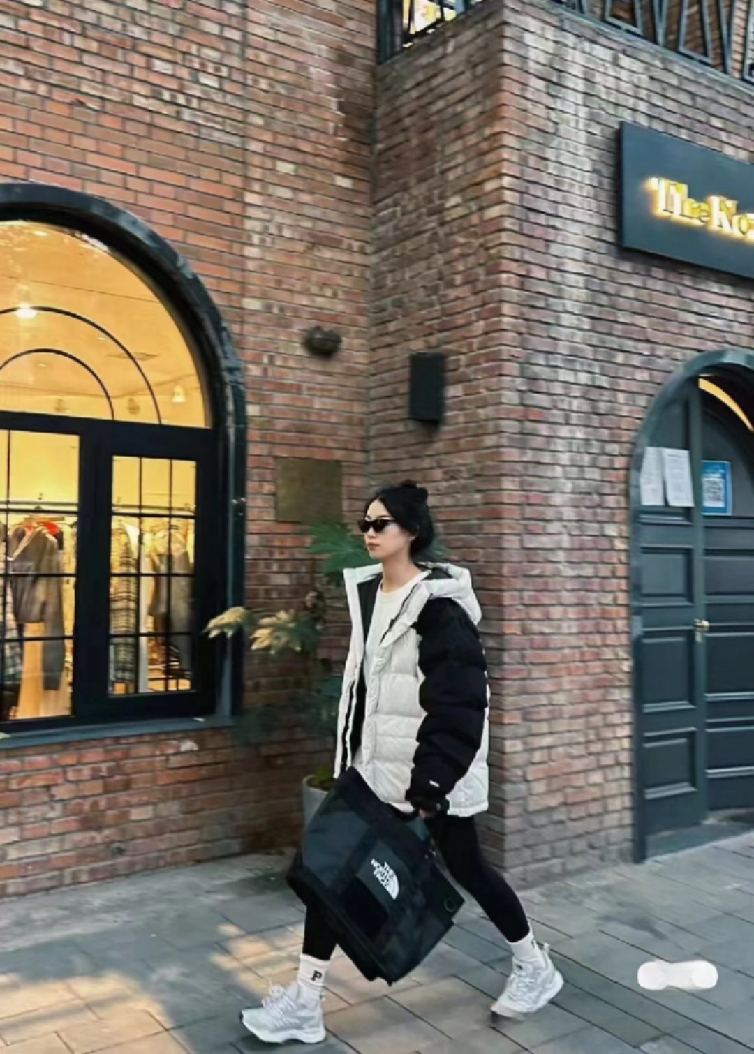 P460
喜马拉雅巅峰系列羽绒服
The North Face北面喜马拉雅羽绒服巅峰系列2022Fw北面喜马拉雅巅峰系列最新版本羽绒服,发售即售罄,各大潮咖上身必备款!GORE-TEX提花暗格面料, WINDWALL防风保暖,蓬松度为800+,高领防风,腰部保暖贴扣,巅峰系列只为零下设计!如果说你想要一件羽绒服中最顶级得那种毫无疑问就是它了,北面户外产品线最顶端的产品,中国南极科考队御用装备,七大峰SEVEN SUMMITS,顶级喜马拉雅系列高寒羽绒服,真正的不惧严寒,保暖利器,这次最新版本的喜马拉雅系列在注重保暖度的同时,也注入了街头的元素,让时尚与保暖真正意义上的相结合。两套独立贴标的使用给予你不同风格的穿搭,全身YKK拉锁搭配GORE-TEX的面料使用,也是北面正确版本的指标之了。面包一样的厚度,面料质感价值感, 经典标识性的黄黑拼接解构设计,细节到位,重工重磅极品,原厂OEM代工,面料辅料均为原厂提供,严格来说,它就是正品!三标齐配
尺码:XS-XXL