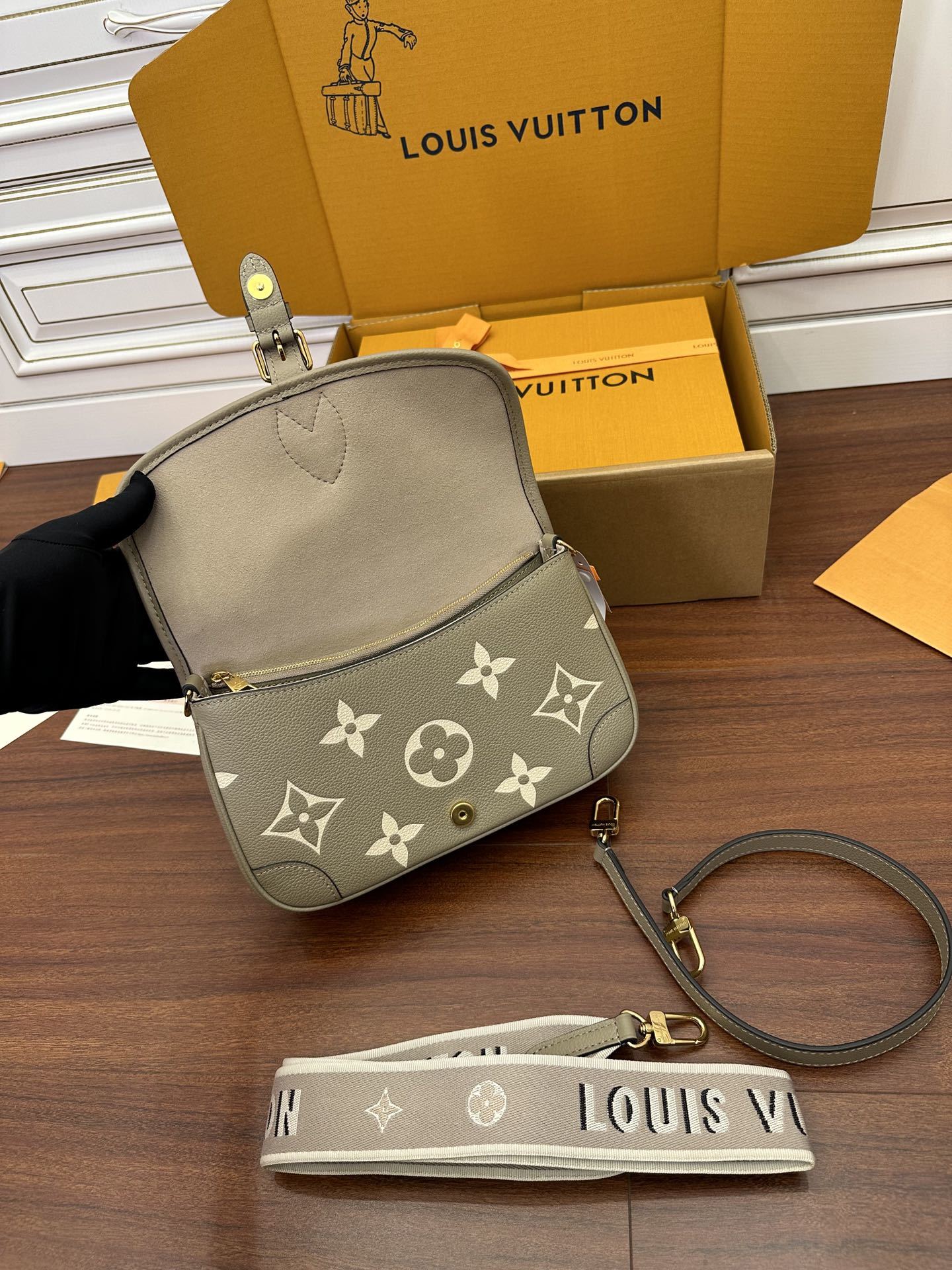 独家首发型号特正版M46583品质全面再次升级专柜同步电子芯片内码新礼盒礼品袋保护纸铜版电子标签合格证皮