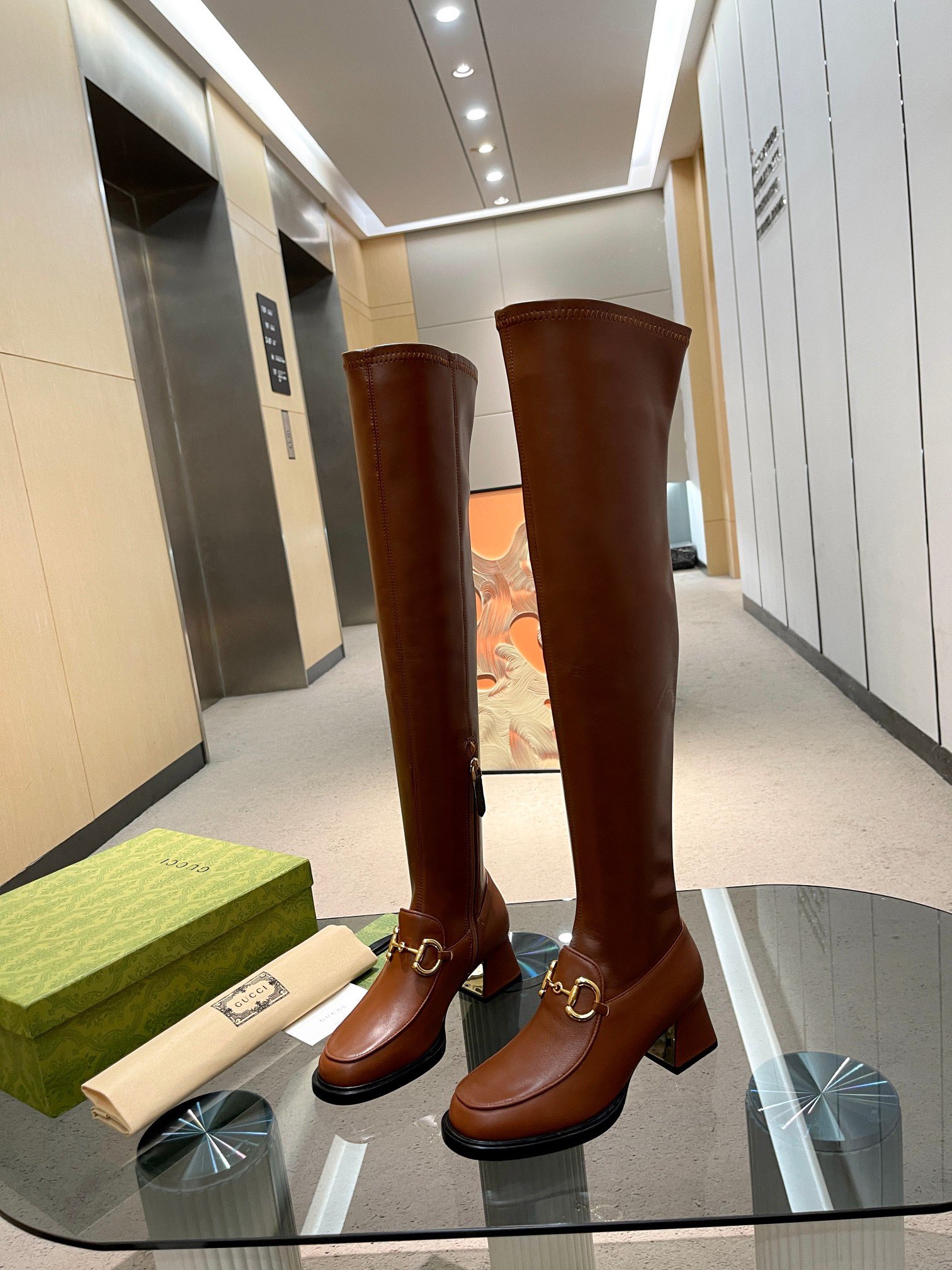 NO:467089,Horse-bit elastic boots Guqi GG elastic cowhide short boots, boot side zipper design is easy to wear and take off, and the foot wrapping ability is particularly good!  The elastic cowhide of the boot is very close to the feet!  Upper leather upper + elastic cowhide, imported custom cowhide, sole, Italian double-layer genuine leather sole, heel height 5cm, size 35-42 (41.42 custom-made, non-return and exchange) Packaging full set of green original, boots, boots, cowhide19860909马衔扣弹力靴古奇GG弹力牛皮短靴,靴子侧拉链设计 易穿易脱,上脚包裹性特别好！靴筒弹力牛皮非常贴脚！ 鞋面皮鞋面+弹力牛皮 内里/垫脚进口定制牛皮 鞋底意大利双层真皮底、跟高5cm 码数35—42（41.42定制不退换） 包装全套绿色原版,靴子,boots,cowhide,Women's Shoes