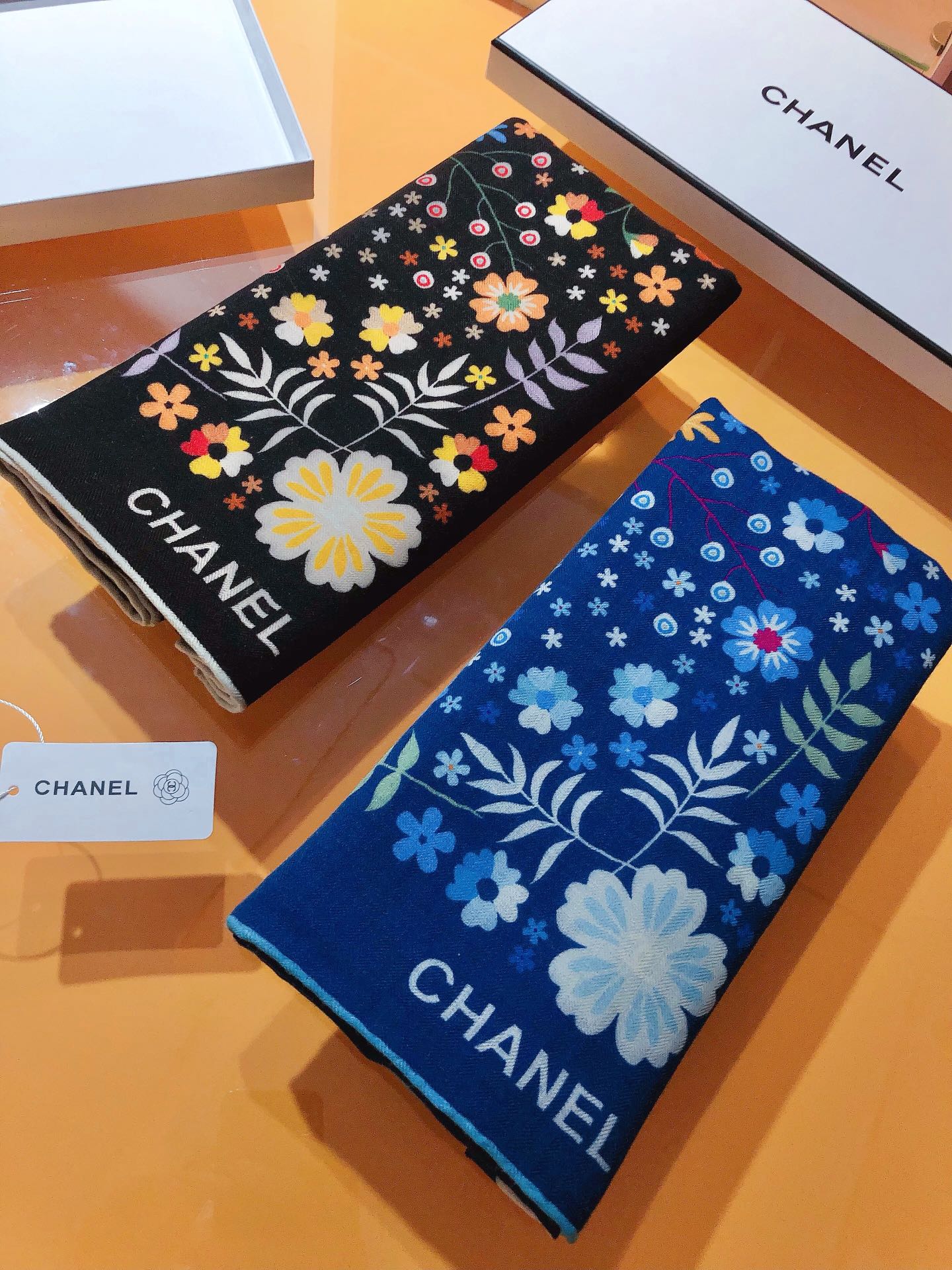 NO:169811,RCC2342 original single small fragrance 140cm velvet square scarf, made of classic cashmere and silk blend fabric, soft and light, easy to wear. It is an ideal companion for cold or slightly cool nights, providing you with warm care... Super value for rewards that will definitely scream counter quality This model is the top visual feast Top silk cashmere blended herringbone pattern is as soft and silky as velvet, making it a unique and precious existence. The overseas counters are absolutely top-notch!  Special channel goods sold one less [Specification 140x140cm 70 cashmere 30 silk], high-version scarf, real silk19860909RCC2342原单小香140cm丝绒方巾,采用经典山羊绒和真丝混纺面料,柔软轻盈,佩戴方便.它是寒冷时分或微凉夜间的理想伴侣,为您提供温暖呵护.……超值回馈绝对会尖叫的专柜品质此款是顶级视觉盛宴顶级真丝羊绒混纺人字纹如天鹅绒般柔软丝滑,使之成为独一无二的珍贵存在.海外专柜同步绝对的顶级好货！特殊渠道货卖一个少一个【规格140x140cm 70羊绒30真丝】,高版本围巾,real silk,scarf