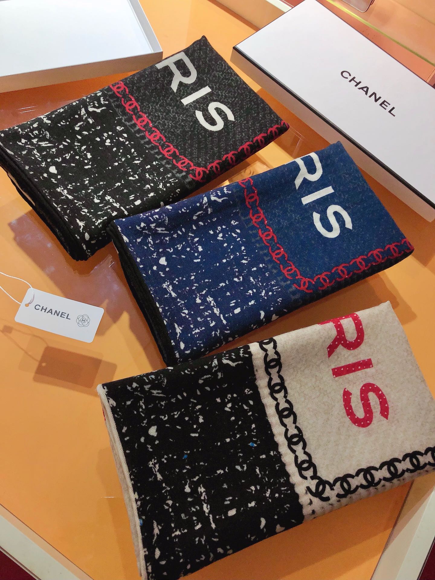 NO:169817,RCC2343 original single small fragrance 140cm velvet square scarf, made of classic cashmere and silk blend fabric, soft and light, easy to wear. It is an ideal companion for cold or slightly cool nights, providing you with warm care... Super value for rewards that will definitely scream counter quality This model is the top visual feast Top silk cashmere blended herringbone as soft and silky as velvet, making it a unique and precious existence. The overseas counters are absolutely top-notch!  Special channel goods sold one less [Specification 140x140cm 70 cashmere 30 silk], high-version scarf, real silk19860909RCC2343原单小香140cm丝绒方巾,采用经典山羊绒和真丝混纺面料,柔软轻盈,佩戴方便.它是寒冷时分或微凉夜间的理想伴侣,为您提供温暖呵护.……超值回馈绝对会尖叫的专柜品质此款是顶级视觉盛宴顶级真丝羊绒混纺人字纹如天鹅绒般柔软丝滑,使之成为独一无二的珍贵存在.海外专柜同步绝对的顶级好货！特殊渠道货卖一个少一个【规格140x140cm 70羊绒30真丝】,高版本围巾,real silk,scarf