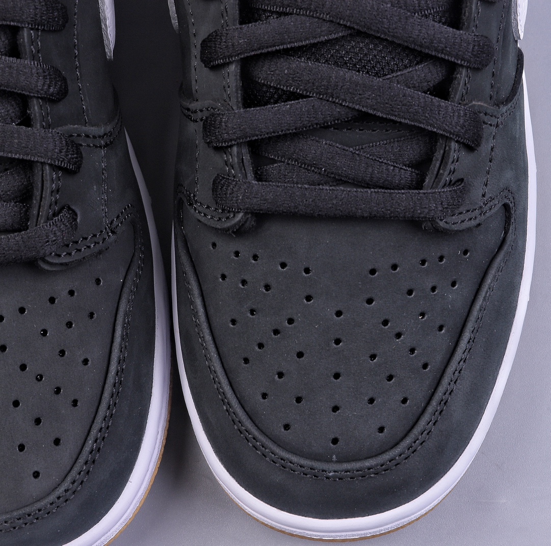 300 N版 Nike  SB Dunk Low ”Black Gum” 生胶黑白 SB低帮休闲板鞋 CD2563-006