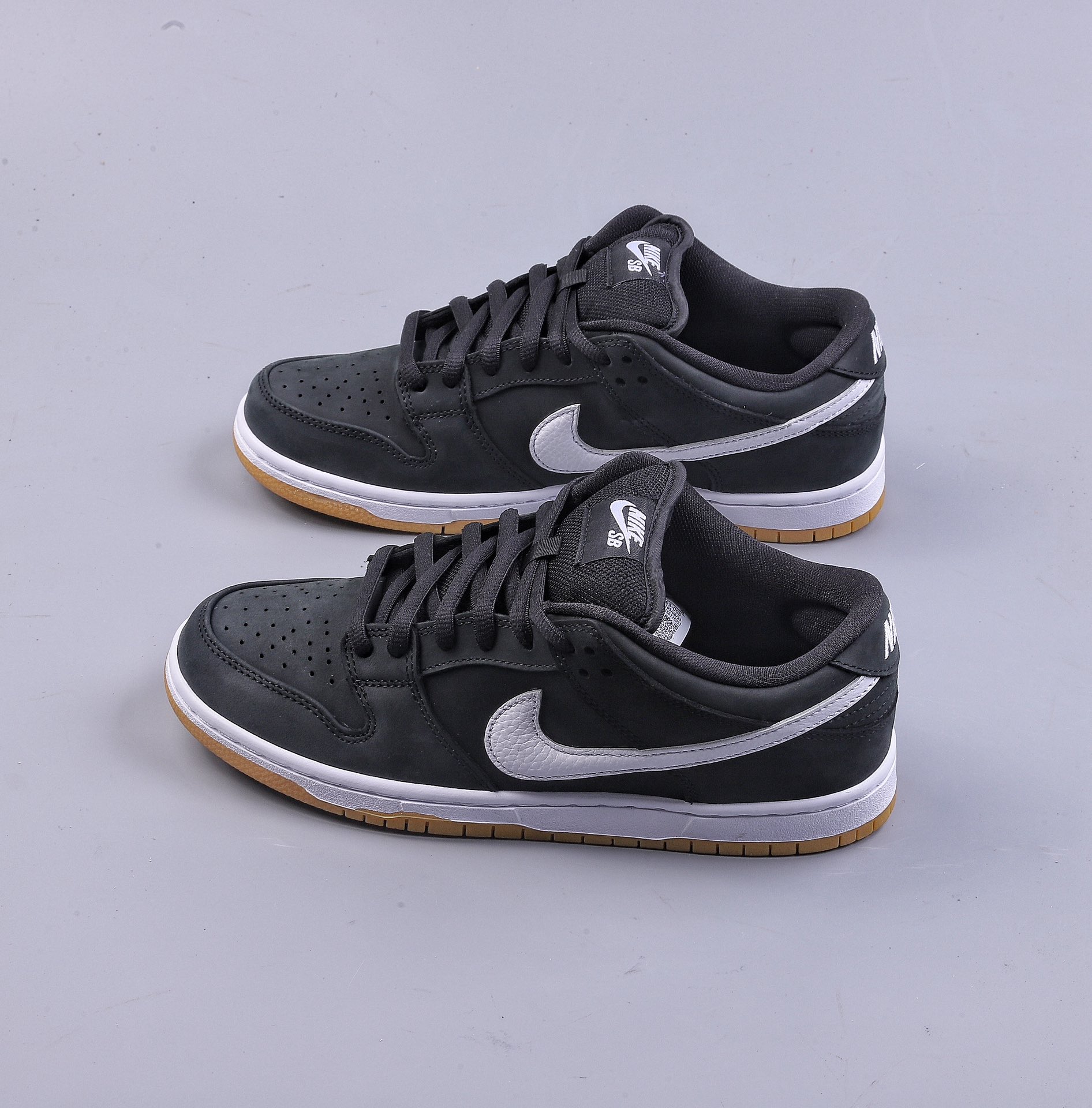 300 N版 Nike  SB Dunk Low ”Black Gum” 生胶黑白 SB低帮休闲板鞋 CD2563-006