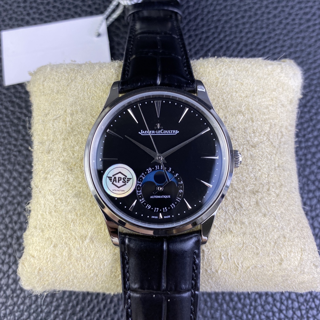 NO:144282,aps Jaeger-LeCoultre Moon Phase Master Integrated Moon Phase Master New Moon Phase uses an integrated movement cal. It greatly improves stability through long-term improvements. The difference between the new version of Moon Phase Master and the old version is the replacement of the moon phase disc. The strap is upgraded to the latest version to quick disassembly, and the curve of the buttons is increased to enhance the comfort of the wearing experience. The disc logo has been upgraded from printing to metal logo, and the overall texture is greatly improved. Everyone is welcome to play with it., jaeger-lecoultre19860909aps 积家月相大师一体机芯 新品月相采用一体机芯cal.,通过长时间改进稳定性大大提高,新版本月相大师与老版本区别在于月相盘的换代,表带升级为最新版快拆,扣子弧度加大提升佩戴体验的舒适度.盘面logo从印刷升级为金属logo,整体质感提升很大,欢迎大家把玩,,jaeger-lecoultre,Watch