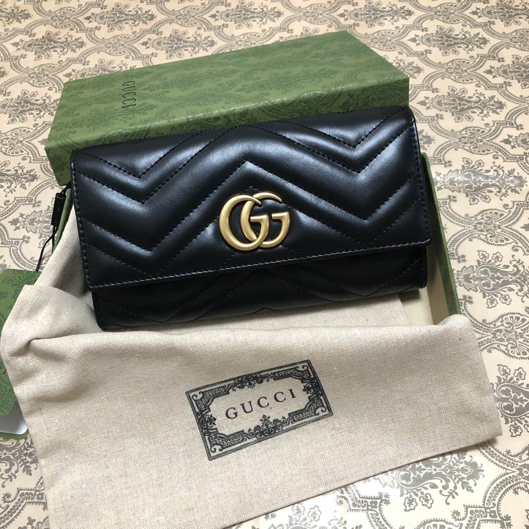 GG marmont两折包🙀采用绗缝进口小牛皮打造👏🏻配以人形纹设计😍背面配以GG标志👏🏻复古金色金属配