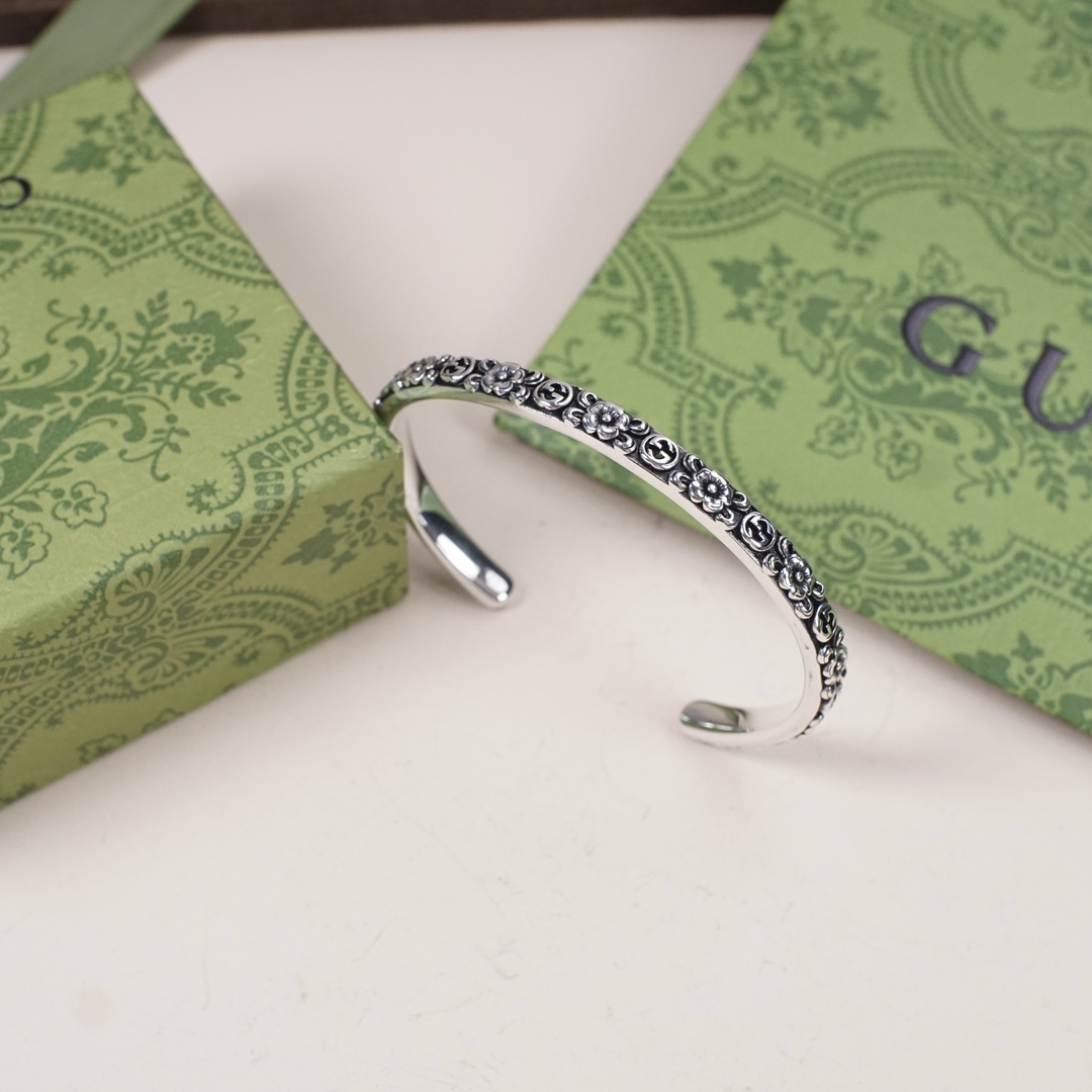 NO:105099,Gucci Gucci Flower Element Retro Silver Bracelet Interlocking Series New Style, Exquisite Three-dimensional Floral Engraving Technology, New Style Interpretation, Really Overweight Size No. 17 (Adjustable Opening) Width about 6mm, Grade Weight about 30g, Jewelry Boutique, Gucci, Gucci, Bracelet19860909gucci古驰花朵元素复古银手镯 Interlocking系列新款,精致的立体花卉雕刻工艺,全新风格诠释,真的超重尺寸17号（开口可调节） 宽度约6mm,克重约30g,饰品精品,gucci,gucci,bracelet,Jewelry