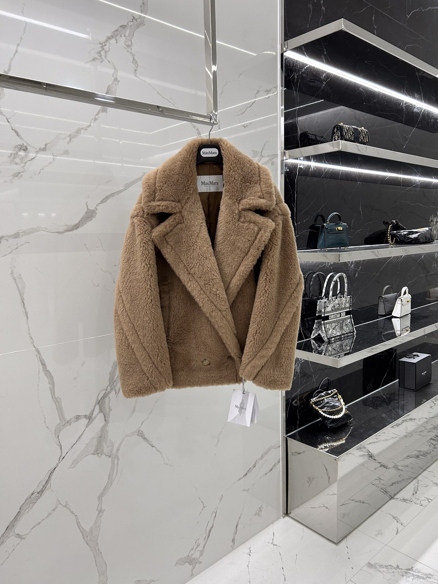 NO:637355,Maxmara Autumn and Winter TEDDY Catwalk Teddy Short CRISTIN (the original weight is 1195 grams. Currently we are the only one who can reach the weight of the original) (the only teddy coat in the world that can match the weight of the original). The collar and hem gusseting process and the whole body hand-stitching process have reached the very light weight of the original Teddy. For comparison methods, please refer to the video explanation. The copywriting has been plagiarized for three years, but the craftsmanship and quality cannot be copied.  A coat that can really be compared with the counters, exclusive authentic version, full color series. I bought the original version five years ago, and I have basically all the original colors and series. The unique design of the original version cannot be made by any random processing factory. The market only copied the skin, and no one can achieve the essence, but we did it.  In terms of materials, all materials are imported from abroad according to the original version, so our clothes can be as light as the original version. I believe friends who know Teddy know that the original version is very light in weight. Most of the 3.7 fake hair on the market is almost 1-2 pounds heavier than the original version!  And we have achieved an accurate weight that is no more than 10 grams plus or minus from the original version (refer to the video for explanation). In terms of style, why do people who buy genuine products and some big-name celebrities look particularly good when wearing them, while people who buy market products always feel different when wearing them? The reason is because the whole garment is hand-sewn and positioned. High-end naturally has high-end meanings, and there is no need to worry about spending time at all.  The cost of hand sewing positioning workers alone is as much as 100 yuan more, so no one in the market except us will do these things that ordinary people don't understand and cost so much more, but we still do it!  (Video explanation of the Tibet Examination) Some basic small details. In terms of copying, these are all child's play. After so many years, the products on the market are almost imitated, but the essence is still not made in the market. Teddy's collar and hem are surrounded by Gong hem craftsmanship. The design and details of the genuine product are subtle enough to be just right. The market either can't conquer it, or the cost is too high (refer to the video explanation). Product ingredients: camel color, 88 camel velvet, 12 mulberry silk  Code number 36 38 40 (counter version), Maxmara-clothing, alexander wang19860909Maxmara 秋冬TEDDY走秀泰迪短款CRISTIN（原版克重1195克 目前唯一达到原版克重的只有我们）（全世界唯一能和原版媲美的泰迪熊大衣,领口下摆衮边工艺,全身手工缝线定位工艺,达到原版泰迪很轻的克重,对比方法参考视频讲解）被抄袭了三年的文案,但是抄袭不了工艺、品质 真正能和专柜对比的大衣,独家正品版本,全色系列 买了五年的原版,基本所有色和系列原版在手 原版的独特的设计,根本不是随随便便的加工厂就能做出来了,市场上只抄袭了皮毛,并没有一家能做到精髓,但是我们做到了 材质方面所有的材质全部按照原版去国外进口材质,所以我们的衣服才能和原版一样轻盈,相信了解泰迪的朋友,都知道原版的克重是非常轻盈的,市场上的大部分用的3 7假毛,克重几乎比原版重了1-2斤！而我们做到了和原版正负不超过10克的精准克重（参考视频讲解） 版型方面为什么买正品的人和一些大牌明星穿起来看起来特别的好看,而买市场货的人穿起来总是感觉哪里不一样,原因就是因为 全衣手缝定位 高端自然有高端的意义 完全部不怕费工夫 光光是手缝定位工人师傅的成本就要多出100元之多,所以全市场除了我们没有一家会去做这些普通人根本不懂还多出那么多成本的事情 但是我们依旧做了！（藏考视频讲解） 细节方面一些基础的小细节 对版方面这些都是小儿科 这么多年了 市场货也差不多仿的七七八八,而精髓的东西 市场依旧没有做,泰迪的领子和下摆的周围都是采用衮边工艺 正品的设计和细节就是微妙到恰到好处,市场上要么攻克不了,要么又觉得成本高了（参考视频讲解） 产品成分 驼色 88骆驼绒 12桑蚕丝 码数 36 38 40（专柜灭世版本）,麦丝玛拉-服装,alexander wang,Women's clothing