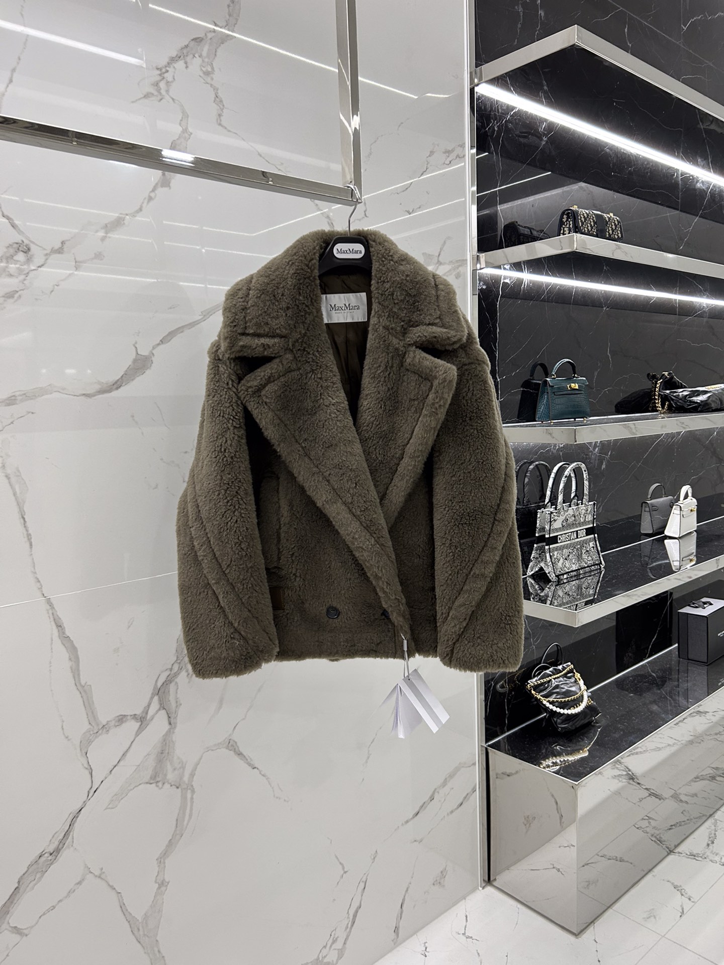 NO:637359,Maxmara Autumn and Winter TEDDY Catwalk Teddy Short CRISTIN (the original weight is 1195 grams. Currently we are the only one who can reach the weight of the original) (the only teddy coat in the world that can match the weight of the original). The collar and hem gusseting process and the whole body hand-stitching process have reached the very light weight of the original Teddy. For comparison methods, please refer to the video explanation. The copywriting has been plagiarized for three years, but the craftsmanship and quality cannot be copied.  A coat that can really be compared with the counters, exclusive authentic version, full color series. I bought the original version five years ago, and I have basically all the original colors and series. The unique design of the original version cannot be made by any random processing factory. The market only copied the skin, and no one can achieve the essence, but we did it.  In terms of materials, all materials are imported from abroad according to the original version, so our clothes can be as light as the original version. I believe friends who know Teddy know that the original version is very light in weight. Most of the 3.7 fake hair on the market is almost 1-2 pounds heavier than the original version!  And we have achieved an accurate weight that is no more than 10 grams plus or minus from the original version (refer to the video for explanation). In terms of style, why do people who buy genuine products and some big-name celebrities look particularly good when wearing them, while people who buy market products always feel different when wearing them? The reason is because the whole garment is hand-sewn and positioned. High-end naturally has high-end meanings, and there is no need to worry about spending time at all.  The cost of hand sewing positioning workers alone is as much as 1 yuan more, so no one in the market except us will do these things that ordinary people don't understand and cost so much more, but we still do it!  (Video explanation of the Tibet Examination) Some basic small details. In terms of copying, these are all child's play. After so many years, the products on the market are almost imitated, but the essence is still not made in the market. Teddy's collar and hem are surrounded by Gong hem technology. The original design and details are subtle enough to be just right. The market either can't conquer it, or the cost is too high (refer to the video explanation). Product ingredients: military green, 60 alpaca wool, 28 sheep wool.  12 mulberry silk code number 36 38 40 (counter world-destroying version), Maxmara-clothing, alexander wang19860909Maxmara 秋冬TEDDY走秀泰迪短款CRISTIN（原版克重1195克 目前唯一达到原版克重的只有我们）（全世界唯一能和原版媲美的泰迪熊大衣,领口下摆衮边工艺,全身手工缝线定位工艺,达到原版泰迪很轻的克重,对比方法参考视频讲解）被抄袭了三年的文案,但是抄袭不了工艺、品质 真正能和专柜对比的大衣,独家正品版本,全色系列 买了五年的原版,基本所有色和系列原版在手 原版的独特的设计,根本不是随随便便的加工厂就能做出来了,市场上只抄袭了皮毛,并没有一家能做到精髓,但是我们做到了 材质方面所有的材质全部按照原版去国外进口材质,所以我们的衣服才能和原版一样轻盈,相信了解泰迪的朋友,都知道原版的克重是非常轻盈的,市场上的大部分用的3 7假毛,克重几乎比原版重了1-2斤！而我们做到了和原版正负不超过10克的精准克重（参考视频讲解） 版型方面为什么买正品的人和一些大牌明星穿起来看起来特别的好看,而买市场货的人穿起来总是感觉哪里不一样,原因就是因为 全衣手缝定位 高端自然有高端的意义 完全部不怕费工夫 光光是手缝定位工人师傅的成本就要多出元之多,所以全市场除了我们没有一家会去做这些普通人根本不懂还多出那么多成本的事情 但是我们依旧做了！（藏考视频讲解） 细节方面一些基础的小细节 对版方面这些都是小儿科 这么多年了 市场货也差不多仿的七七八八,而精髓的东西 市场依旧没有做,泰迪的领子和下摆的周围都是采用衮边工艺 正品的设计和细节就是微妙到恰到好处,市场上要么攻克不了,要么又觉得成本高了（参考视频讲解） 产品成分 军绿色 60羊驼毛 28绵羊毛 12桑蚕丝 码数 36 38 40（专柜灭世版本）,麦丝玛拉-服装,alexander wang,Women's clothing