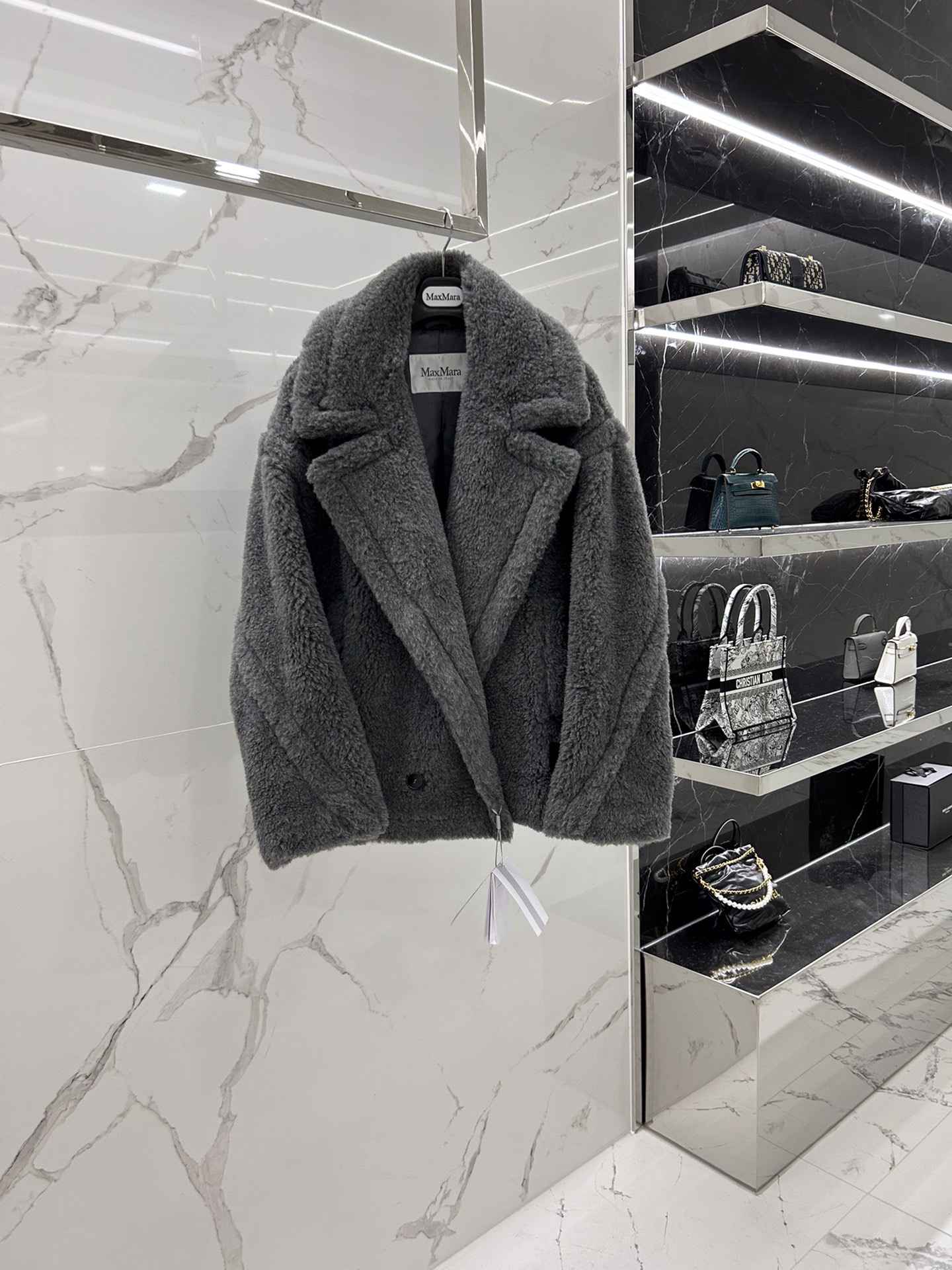 NO:637358,Maxmara Autumn and Winter TEDDY Catwalk Teddy Short CRISTIN (delivered with dust bag, hanger, gift box, starry sky sponge cover) (the only teddy bear coat in the world that is comparable to the original version, with gusseting at the collar and hem, hand-stitching positioning technology throughout the body, reaching the very light weight of the original Teddy, refer to the video for comparison methods) The copywriting has been plagiarized for three years, but the craftsmanship and quality cannot be copied.  A coat that can really be compared with the counters, exclusive authentic version, full color series. I bought the original version five years ago, and I have basically all the original colors and series. The unique design of the original version cannot be made by any random processing factory. The market only copied the skin, and no one can achieve the essence, but we did it.  In terms of materials, all materials are imported from abroad according to the original version, so our clothes can be as light as the original version. I believe friends who know Teddy know that the original version is very light in weight. Most of the 3.7 fake hair on the market is almost 1-2 pounds heavier than the original version!  And we have achieved an accurate weight that is no more than 10 grams plus or minus from the original version (refer to the video for explanation). In terms of style, why do people who buy genuine products and some big-name celebrities look particularly good when wearing them, while people who buy market products always feel different when wearing them? The reason is because the whole garment is hand-sewn and positioned. High-end naturally has high-end meanings, and there is no need to worry about spending time at all.  The cost of hand sewing positioning workers alone is as much as 1 yuan more, so no one in the market except us will do these things that ordinary people don't understand and cost so much more, but we still do it!  (Video explanation of the Tibet Examination) Some basic small details. In terms of copying, these are all pediatrics. After so many years, the products on the market are almost imitated, but the essence is still not made in the market. Teddy's collar and hem are surrounded by Gong hem technology. The authentic design and details are subtle enough to be just right. The market either can't conquer it, or the cost is too high (refer to the video explanation). Product ingredients: dark gray, 60 alpaca wool, 28 sheep wool.  12 mulberry silk code number 36 38 40 (counter world-destroying version), Maxmara-clothing, alexander wang19860909Maxmara 秋冬TEDDY走秀泰迪短款CRISTIN（配送 防尘袋 衣架 礼盒 星空海绵罩）（全世界唯一能和原版媲美的泰迪熊大衣,领口下摆衮边工艺,全身手工缝线定位工艺,达到原版泰迪很轻的克重,对比方法参考视频讲解）被抄袭了三年的文案,但是抄袭不了工艺、品质 真正能和专柜对比的大衣,独家正品版本,全色系列 买了五年的原版,基本所有色和系列原版在手 原版的独特的设计,根本不是随随便便的加工厂就能做出来了,市场上只抄袭了皮毛,并没有一家能做到精髓,但是我们做到了 材质方面所有的材质全部按照原版去国外进口材质,所以我们的衣服才能和原版一样轻盈,相信了解泰迪的朋友,都知道原版的克重是非常轻盈的,市场上的大部分用的3 7假毛,克重几乎比原版重了1-2斤！而我们做到了和原版正负不超过10克的精准克重（参考视频讲解） 版型方面为什么买正品的人和一些大牌明星穿起来看起来特别的好看,而买市场货的人穿起来总是感觉哪里不一样,原因就是因为 全衣手缝定位 高端自然有高端的意义 完全部不怕费工夫 光光是手缝定位工人师傅的成本就要多出元之多,所以全市场除了我们没有一家会去做这些普通人根本不懂还多出那么多成本的事情 但是我们依旧做了！（藏考视频讲解） 细节方面一些基础的小细节 对版方面这些都是小儿科 这么多年了 市场货也差不多仿的七七八八,而精髓的东西 市场依旧没有做,泰迪的领子和下摆的周围都是采用衮边工艺 正品的设计和细节就是微妙到恰到好处,市场上要么攻克不了,要么又觉得成本高了（参考视频讲解） 产品成分 深灰色 60羊驼毛 28绵羊毛 12桑蚕丝 码数 36 38 40（专柜灭世版本）,麦丝玛拉-服装,alexander wang,Women's clothing