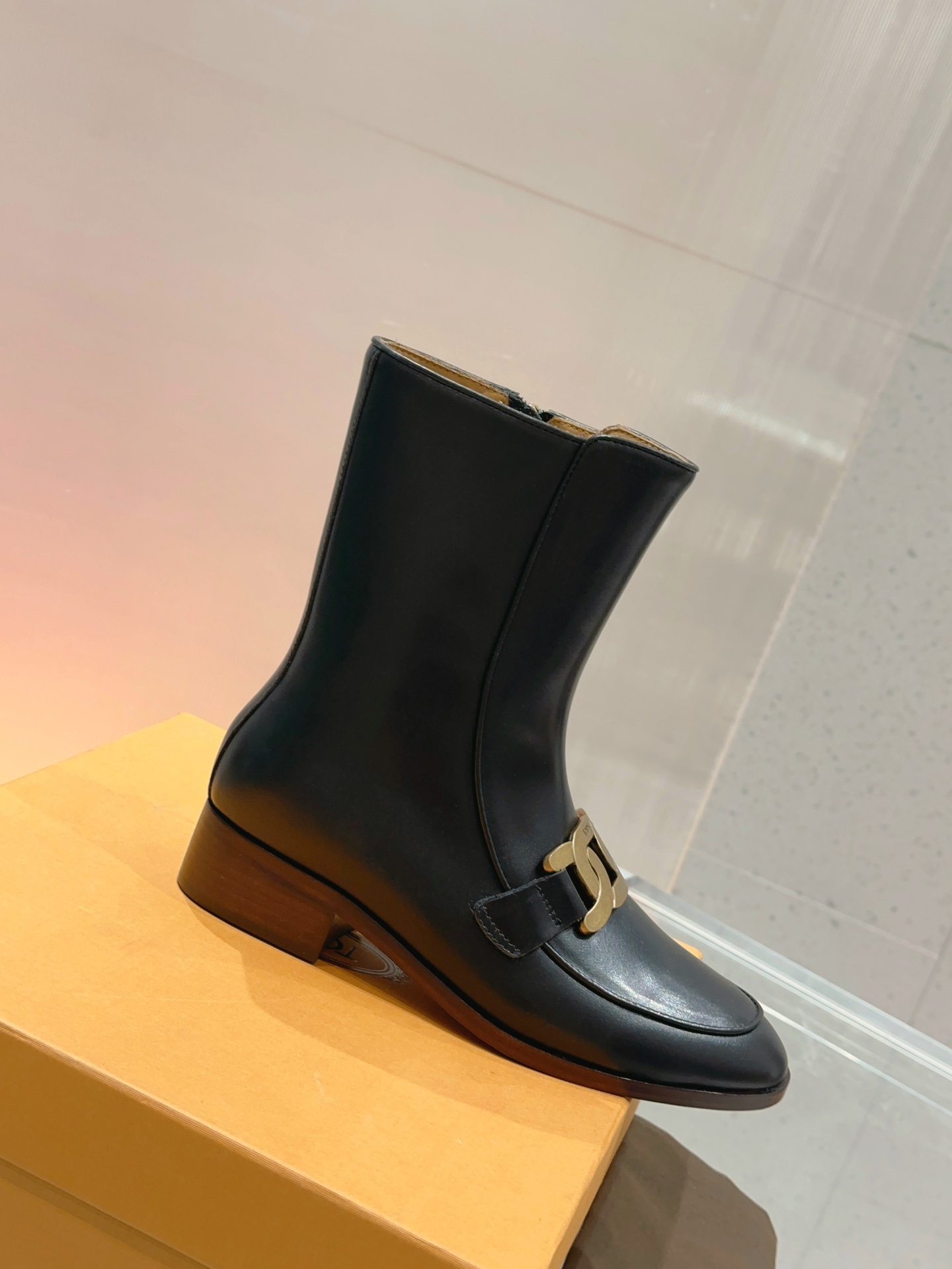 “Top-of-the-Art Chelsea Kicks with Imported Cattle Skin and Exclusive Design” - 图片 1